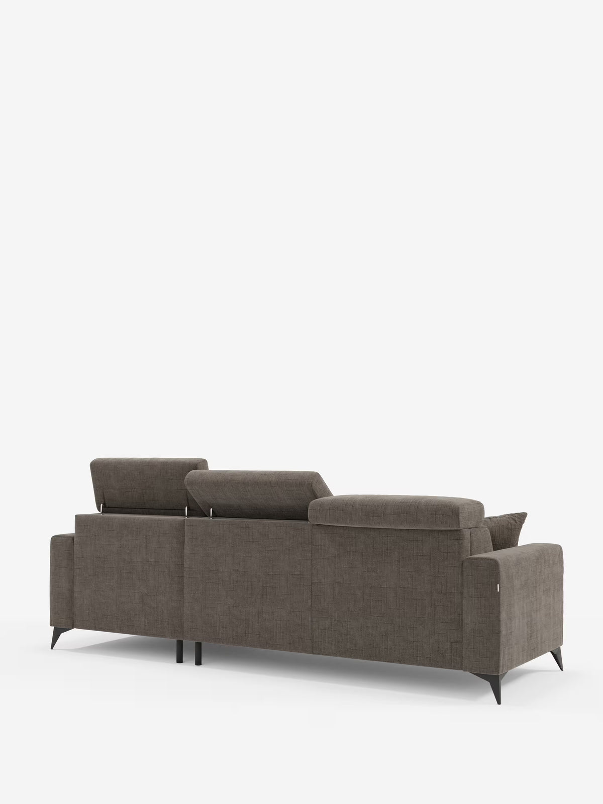 Il divano letto angolare Pegaso grigio di Divani.Store è ripreso di retro, con tre poggiatesta regolabili separatamente e sottili gambe nere. Questo modello vanta un design moderno dalle linee pulite, un profilo ribassato e un rivestimento in morbido tessuto jacquard T22 resistente alle macchie. Include una chaise longue con contenitore integrato (penisola contenitore) ed è fotografato su uno sfondo bianco a tinta unita.