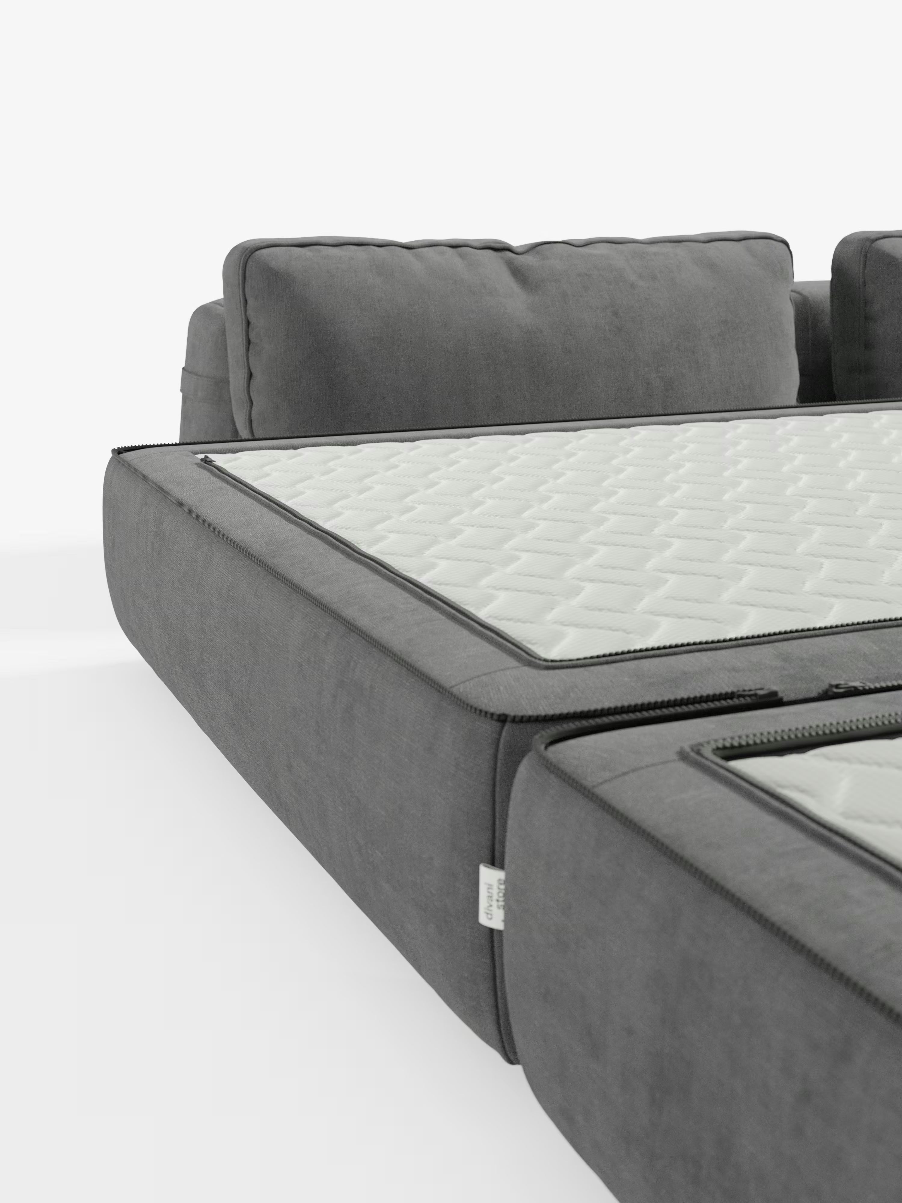 Un primo piano del moderno divano letto matrimoniale Rift a 2 e 3 posti di Divani.Store, caratterizzato da schienali regolabili e da un coprimaterasso bianco trapuntato, parzialmente aperto con la cerniera per rivelare la sua funzione di letto. Lo sfondo bianco a tinta unita mette in risalto il design elegante e i dettagli testurizzati di questo divano letto, che include un materasso in memory foam alto 24 cm rivestito in tessuto T31 facile da pulire.