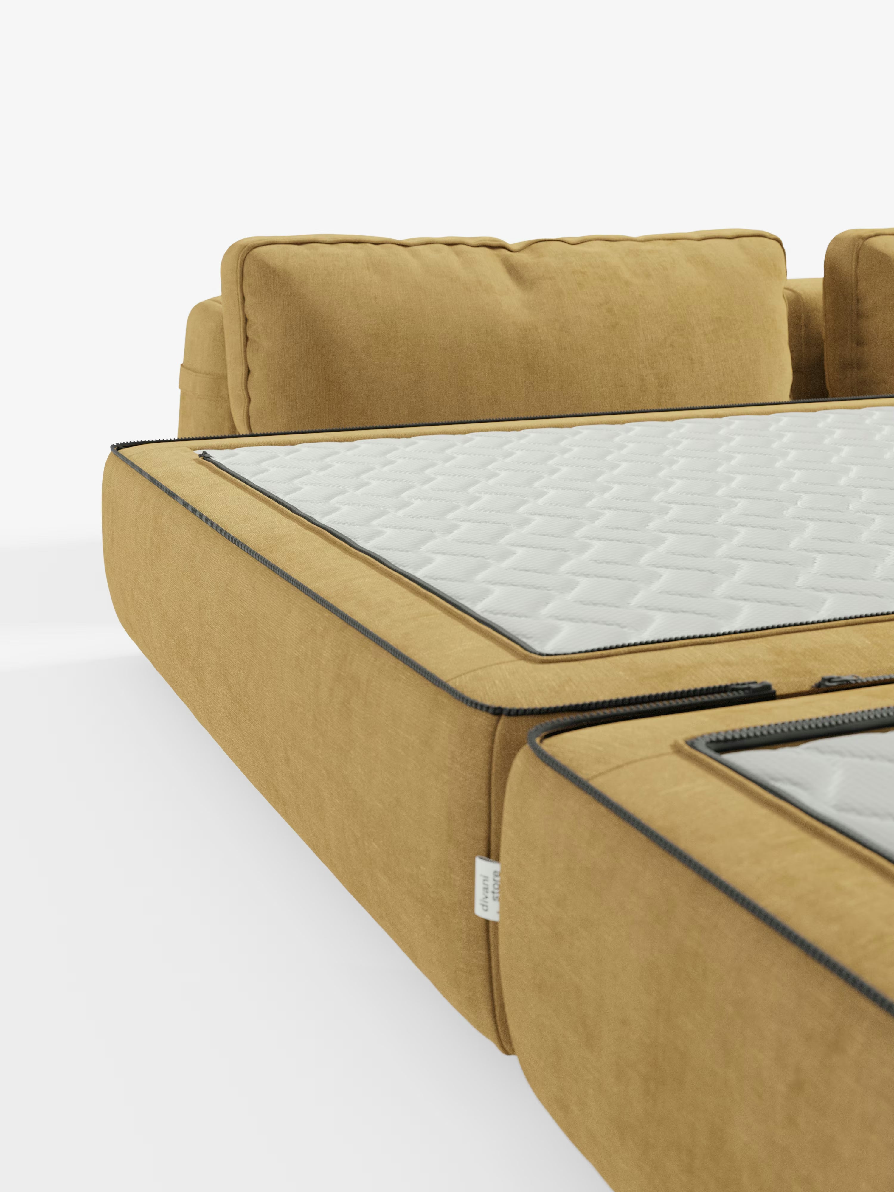 Un primo piano del divano letto matrimoniale Rift a 2 e 3 posti con schienali mobili di Divani.Store in giallo senape, con due cuscini di seduta dotati di cerniera che ne rivelano l’imbottitura trapuntata bianca. Il divano è rivestito in morbido tessuto T31 resistente alle macchie e include soffici cuscini dello schienale; incarna comfort e stile grazie agli schienali mobili e allo spesso materasso in memory foam da 24 cm. Lo sfondo è bianco a tinta unita.