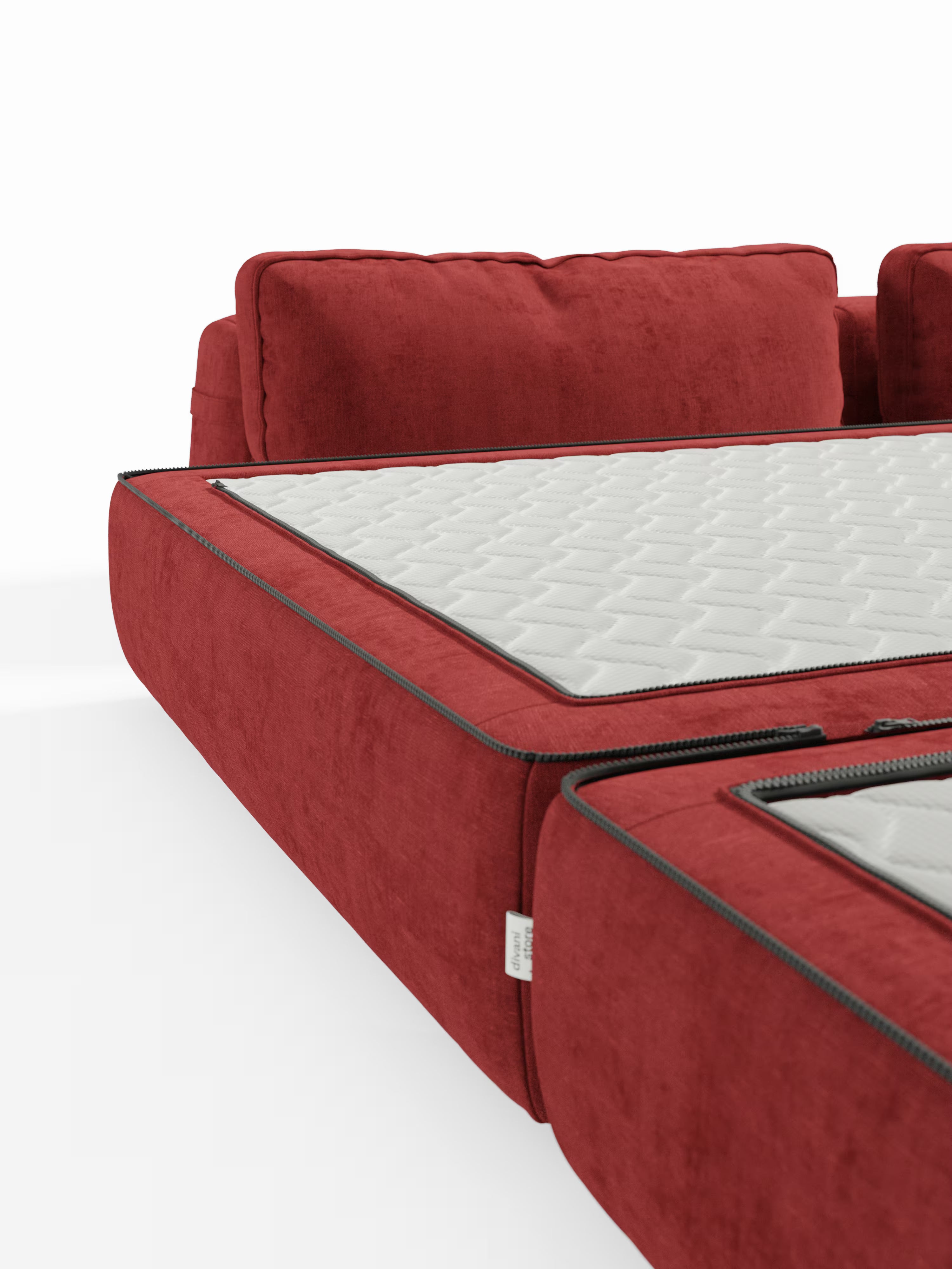 Un primo piano del divano letto matrimoniale Rift a 2 e 3 posti di Divani.Store, caratterizzato da un rivestimento rosso vivace, cuscini dello schienale rimovibili e una sezione con cerniera che rivela un materasso in memory foam T31 alto 22 cm — che ne sottolinea il moderno design trasformabile — su uno sfondo bianco.