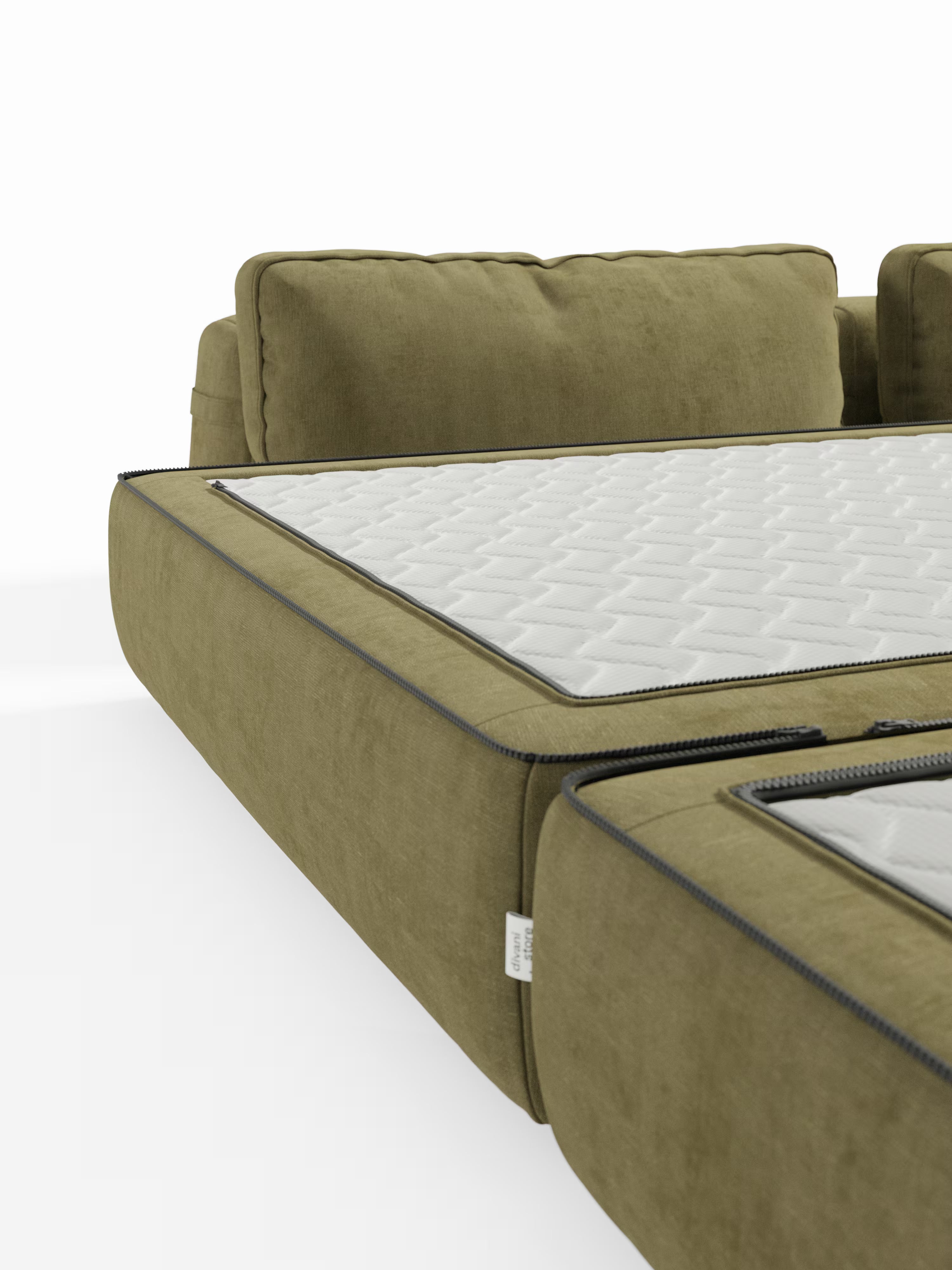 Primo piano del divano letto matrimoniale a 2 posti "Rift" color verde oliva di Divani.Store, che mette in risalto il suo design modulare e la funzione di divano letto grazie a una cerniera aperta che rivela il materasso in memory foam T31 alto 22 cm incluso nella dotazione. Il moderno divano è dotato di morbidi cuscini dello schienale ed è esposto su uno sfondo bianco a tinta unita.