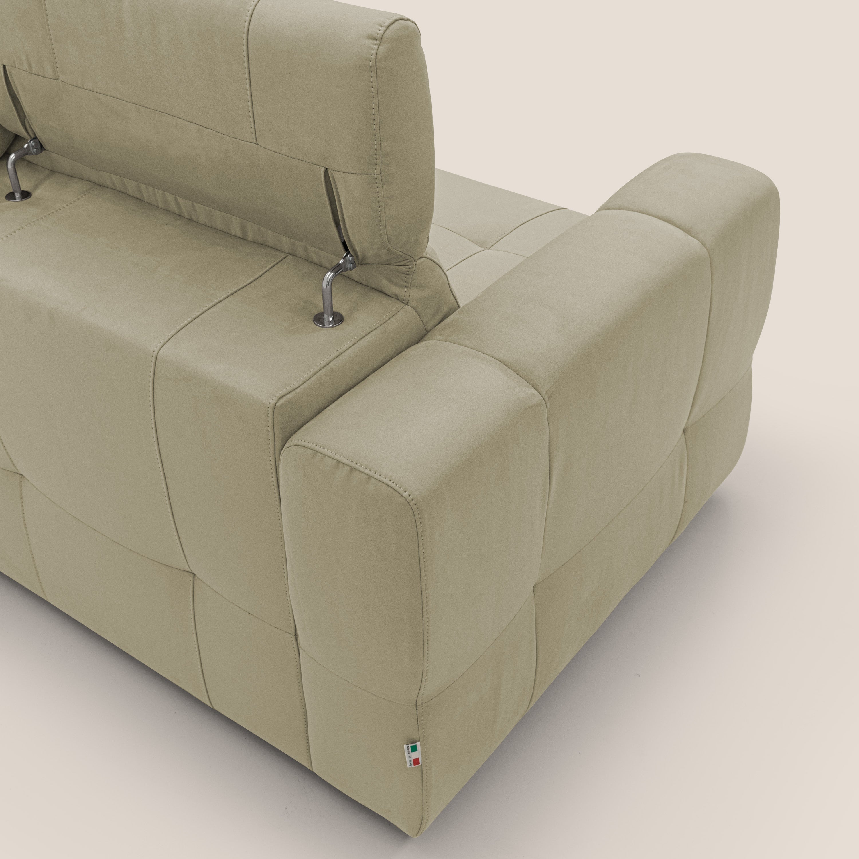Kronos Divano con pouf estraibile poggiapiedi e poggiatesta reclinabili in morbida microfibra impermeabile T11 beige - divani.store