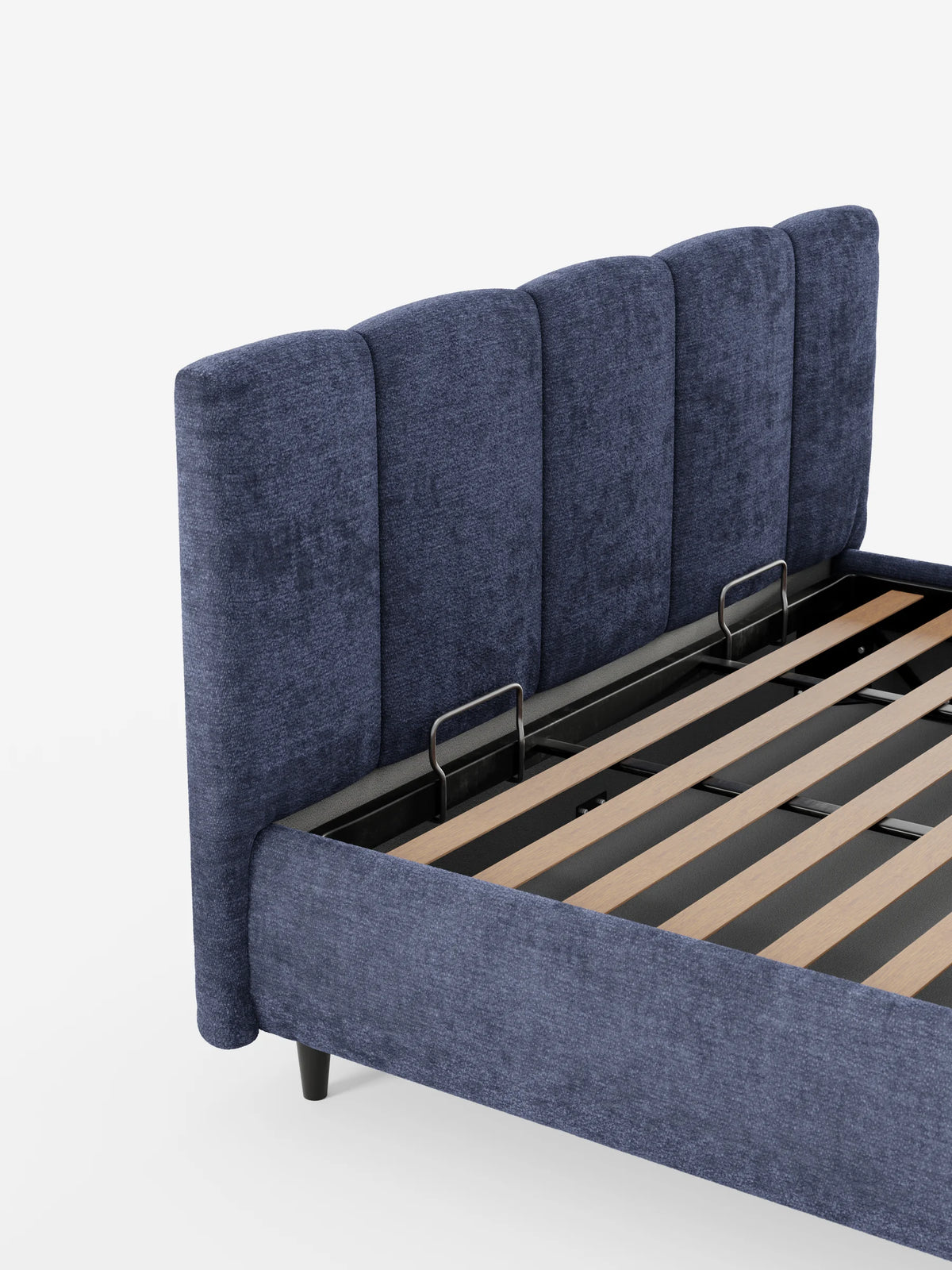 Il letto imbottito ARKAM con contenitore e testiera a lavorazione verticale presenta una testiera blu navy con scanalature verticali, una base aperta che lascia intravedere una rete a doghe in legno e piedini corti e scuri su uno sfondo bianco.