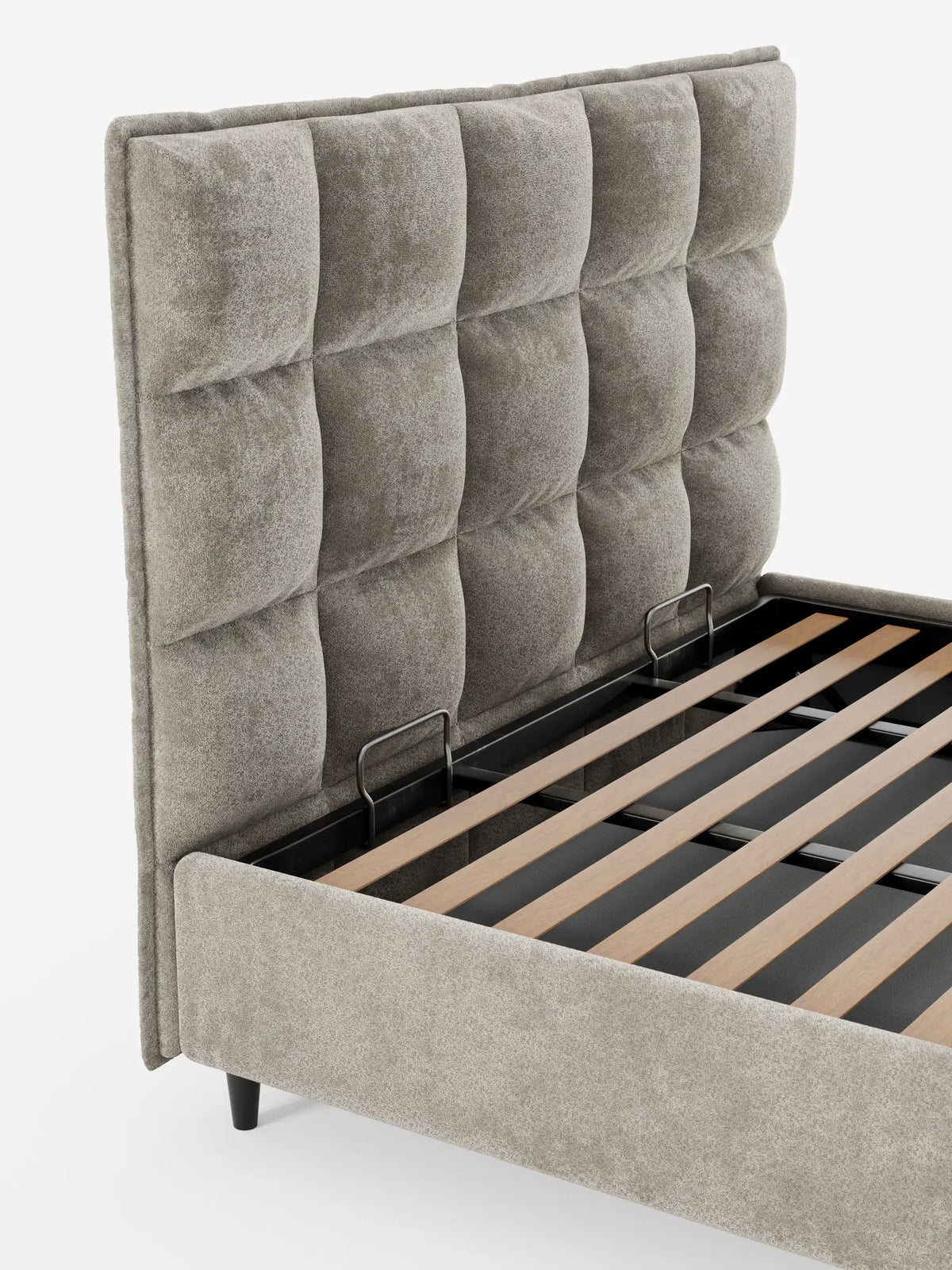 Un letto imbottito AURO grigio con contenitore e testiera alta capitonné in ciniglia Oeko-Tex®, caratterizzato da una testiera alta capitonné, una base a doghe in legno e un meccanismo di sollevamento con contenitore, il tutto su uno sfondo bianco a tinta unita.