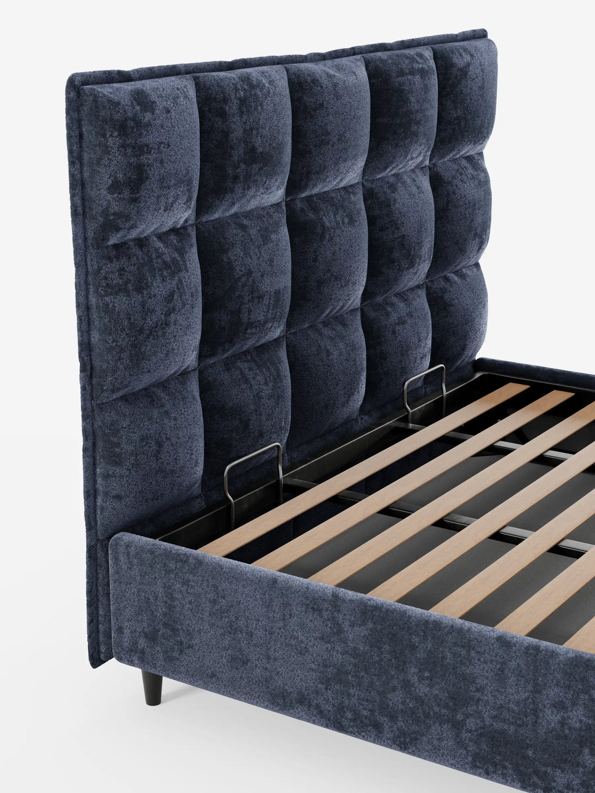 AURO: letto imbottito con contenitore e testiera capitonné alta in ciniglia Oeko-Tex®: un letto imbottito alto, di colore blu navy, con testiera capitonné e base con contenitore aperta dotata di doghe in legno.