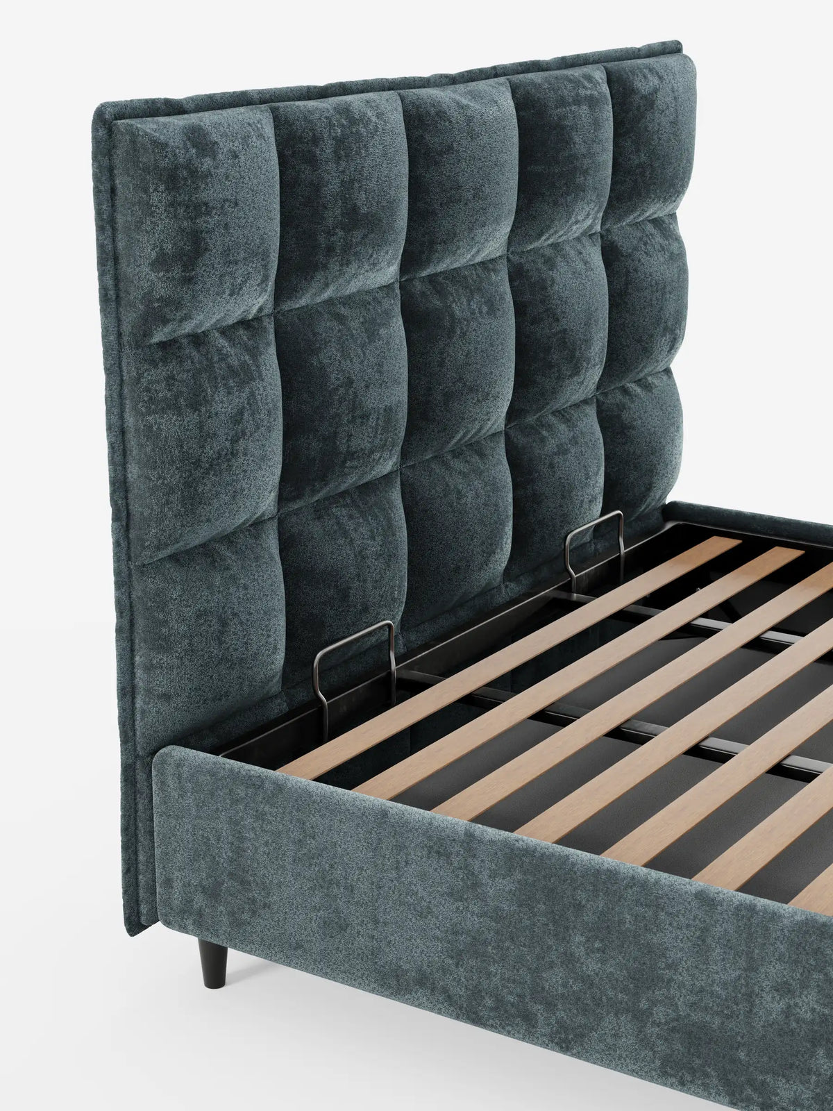 AURO, letto imbottito con contenitore e testiera alta capitonné in ciniglia Oeko-Tex®, caratterizzato da una testiera alta capitonné in tessuto blu scuro testurizzato, struttura a vista e base a doghe in legno su sfondo bianco.