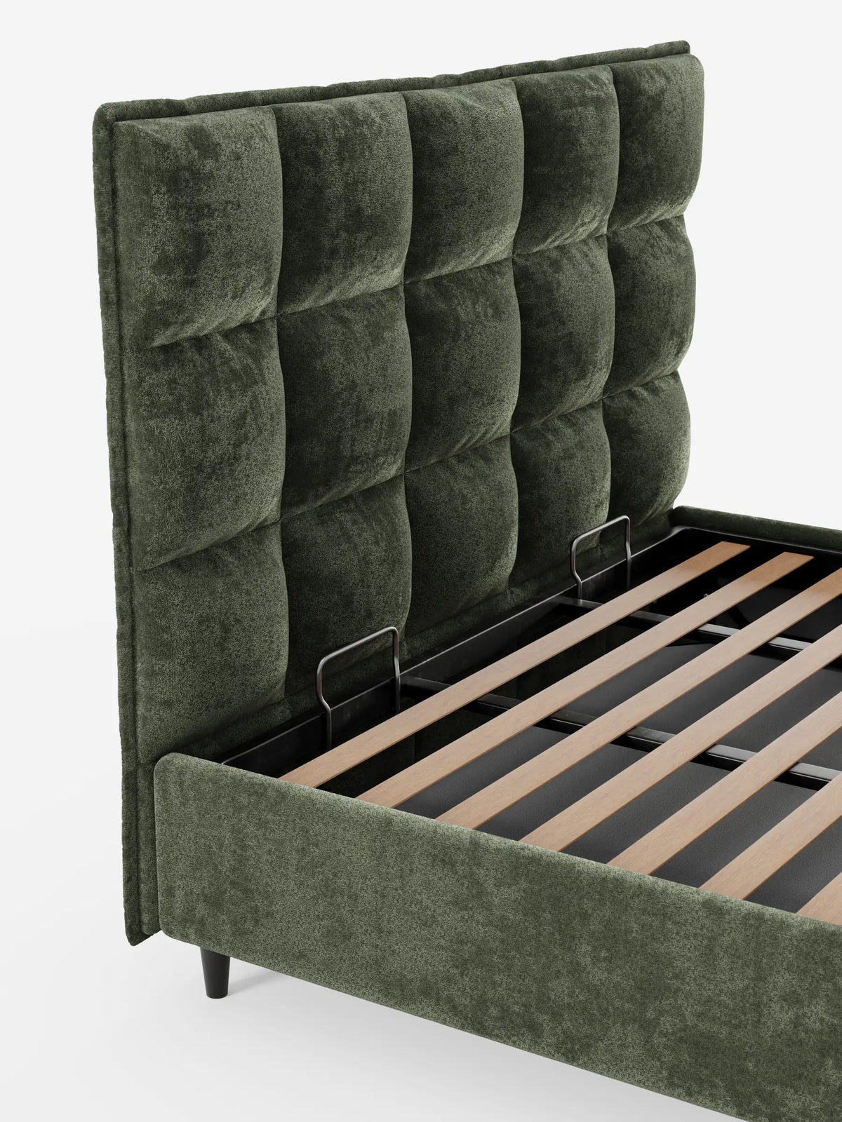 AURO, letto imbottito con contenitore e testiera capitonné alta in ciniglia Oeko-Tex®: una struttura letto imbottita di colore verde scuro con testiera capitonné a motivi quadrati, una base aperta che lascia intravedere una rete a doghe in legno e un vano contenitore interno.