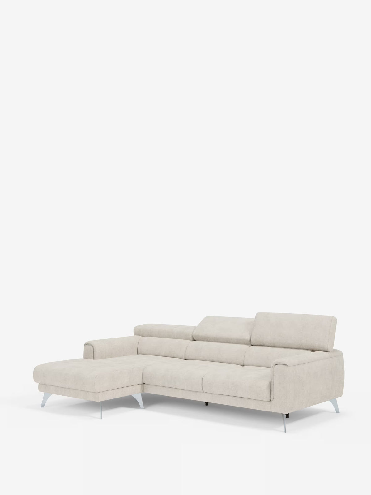 Il divano angolare Caravaggio con penisola e sedute scorrevoli in tessuto smacchiabile T31 di Divani.Store è un moderno divano componibile color beige chiaro, caratterizzato da una chaise longue sul lato sinistro, schienali dal profilo basso, rivestimento liscio e resistente alle macchie e sottili gambe in metallo argentato, presentato su uno sfondo bianco a tinta unita.