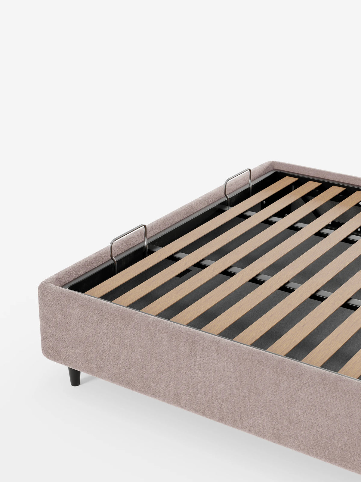 Il letto sommier imbottito ERON con contenitore, realizzato in tessuto impermeabile certificato Oeko-Tex color taupe chiaro, con il materasso rimosso per rivelare una rete a doghe in legno, maniglie di sollevamento in metallo e piedini scuri su sfondo bianco.