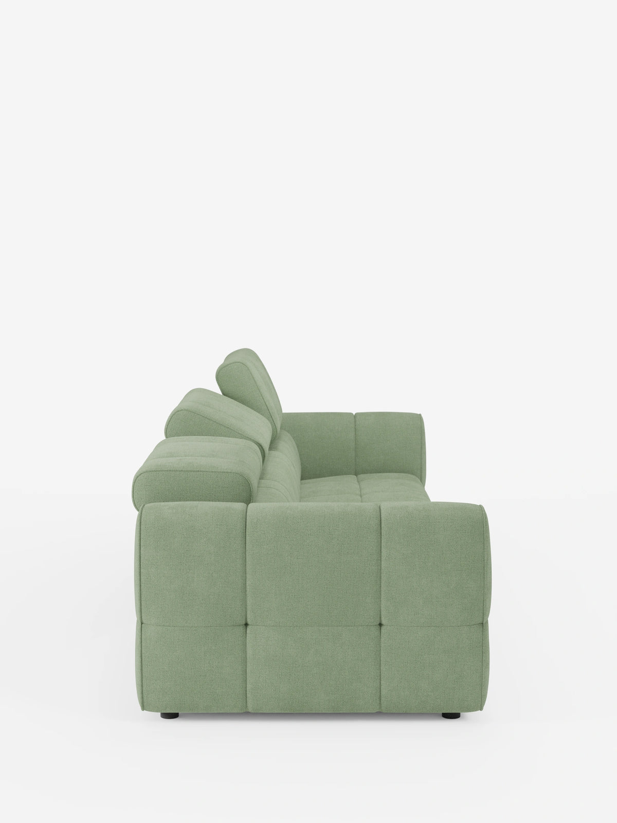 Vista laterale di un divano modulare Giotto a 4 posti color verde salvia, con poggiatesta reclinabili e funzione relax elettrica opzionale, rivestito in tessuto smacchiabile T23, caratterizzato da una trama trapuntata, ampi braccioli, poggiatesta regolabili e gambe corte scure su fondo bianco.