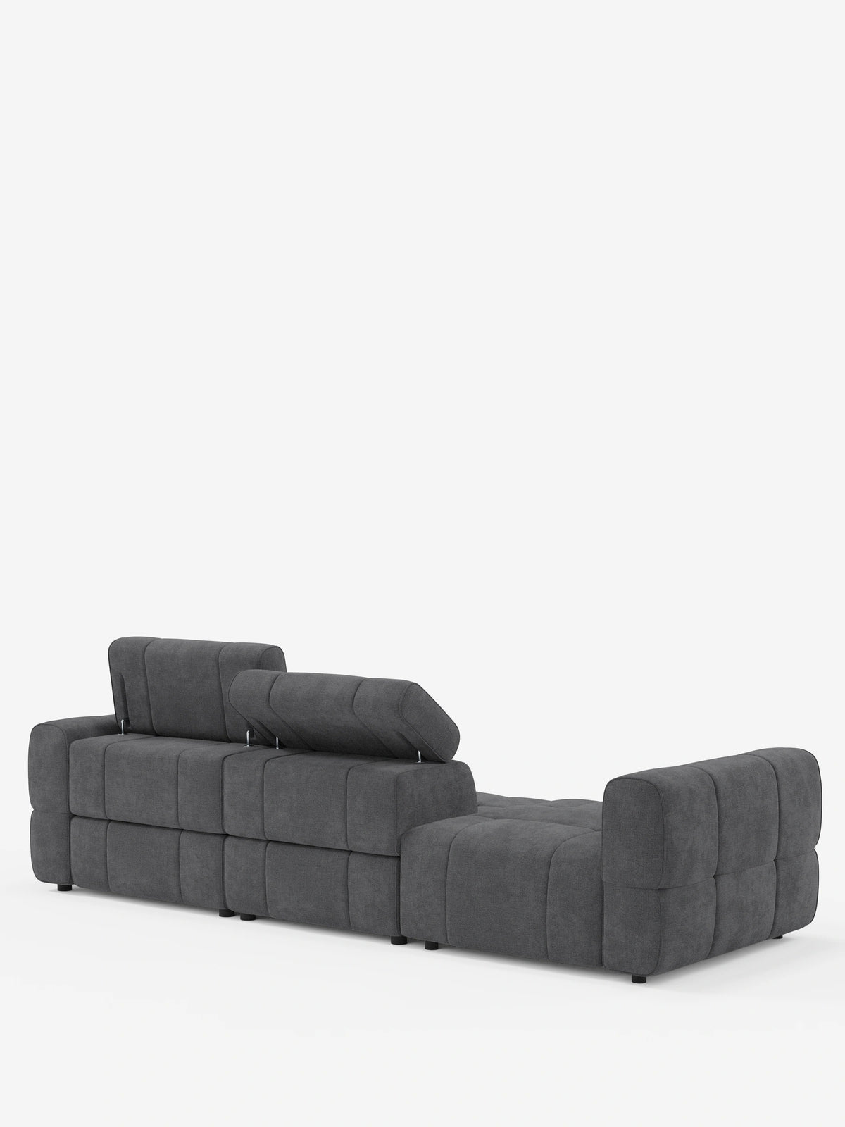 Un divano componibile Giotto Divano di colore grigio scuro con terminale aperto – opzione relax elettrico in tessuto smacchiabile T23, visto da dietro, caratterizzato da una finitura trapuntata e testata regolabile su sfondo bianco.