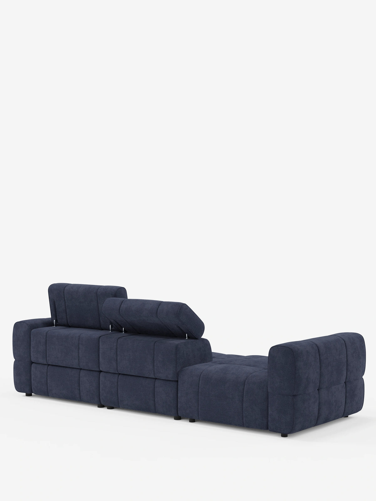 Una vista posteriore del divano componibile Giotto Divano, di colore blu scuro, con terminale aperto – opzione relax elettrico in tessuto smacchiabile T23: un moderno divano componibile dal design trapuntato, dotato di due poggiatesta rialzati e regolabili e di un terminale basso e aperto.