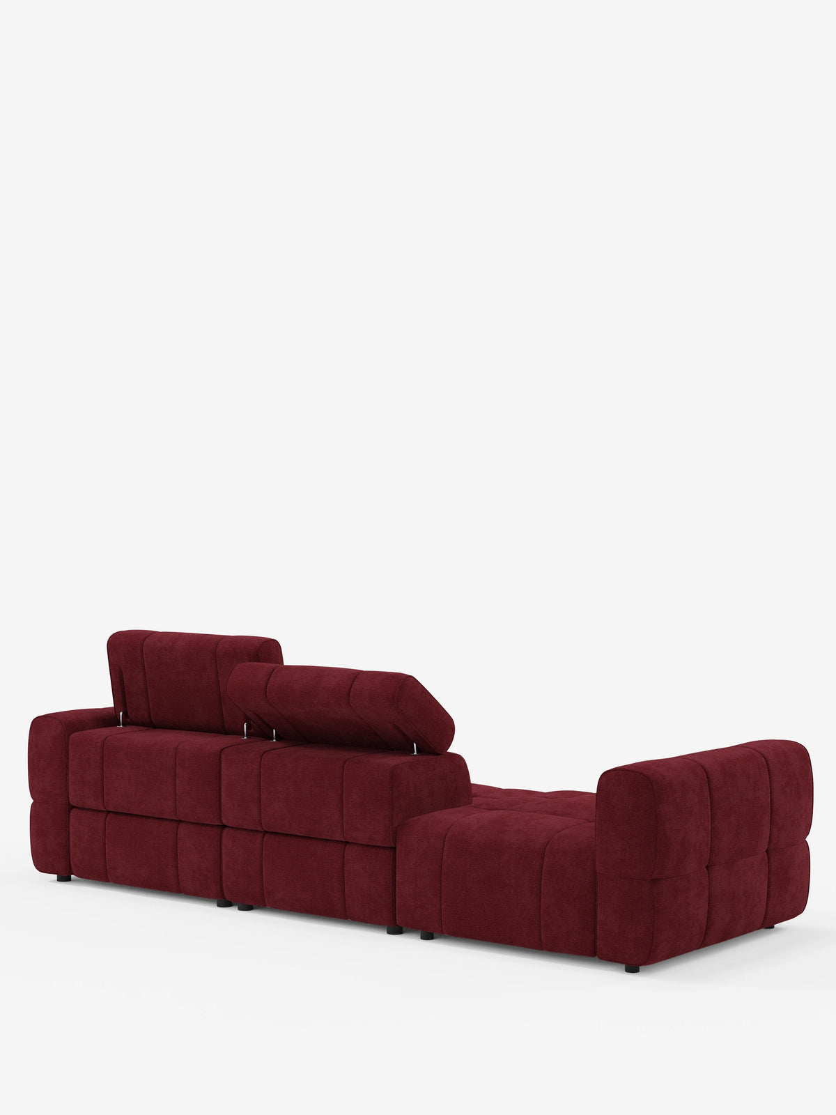 Vista posteriore del divano componibile Giotto con terminale aperto – opzione relax elettrico in tessuto smacchiabile T23 rosso scuro, caratterizzato da un design trapuntato dal profilo basso e da un poggiatesta rialzabile e regolabile su sfondo bianco.