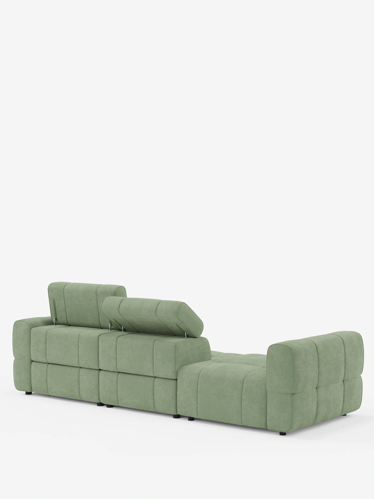 Un divano componibile Giotto color verde salvia con terminale aperto - opzione relax elettrico in tessuto smacchiabile T23, dal design a blocchi con trapuntatura; uno schienale è in posizione verticale, l'altro è ribaltato, e presenta una sezione terminale aperta.