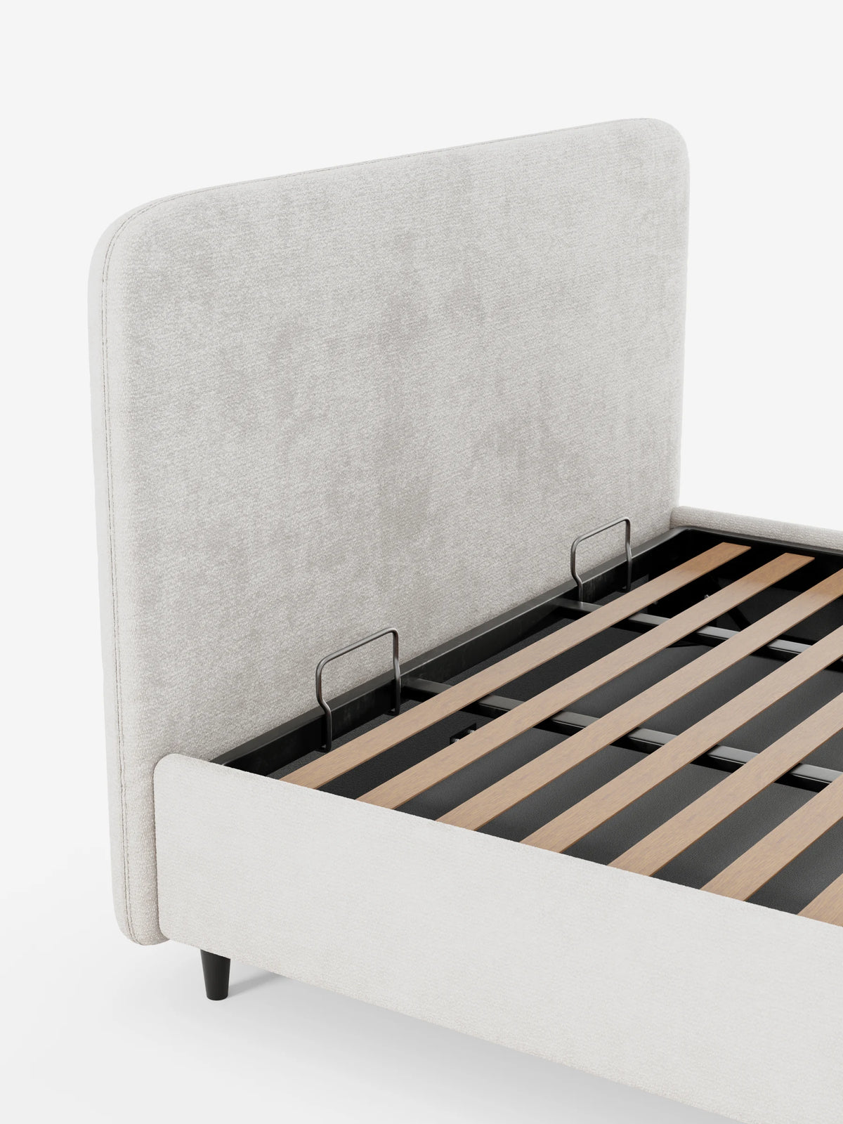 KAELOS, letto imbottito in stile minimalista - vano contenitore, piedini alti e testiera arrotondata in tessuto ciniglia di colore grigio chiaro, con testiera arrotondata, sponde laterali imbottite, struttura nera con doghe in legno e vano contenitore su piedini scuri.