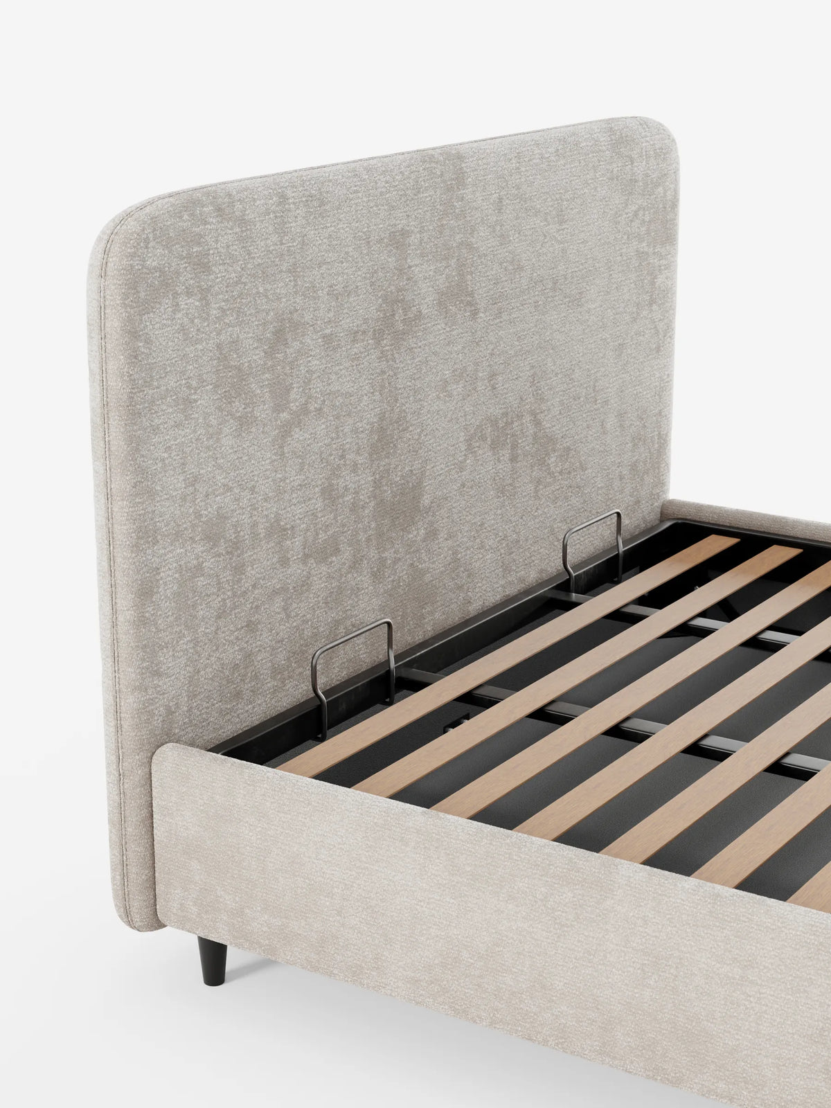 Un letto KAELOS beige, modello minimal imbottito - con vano contenitore, gambe alte e testiera arrotondata in tessuto ciniglia, caratterizzato da una testiera alta e arrotondata su gambe sottili di colore scuro, che mette in risalto il vano contenitore interno e la base a doghe in legno su uno sfondo bianco.