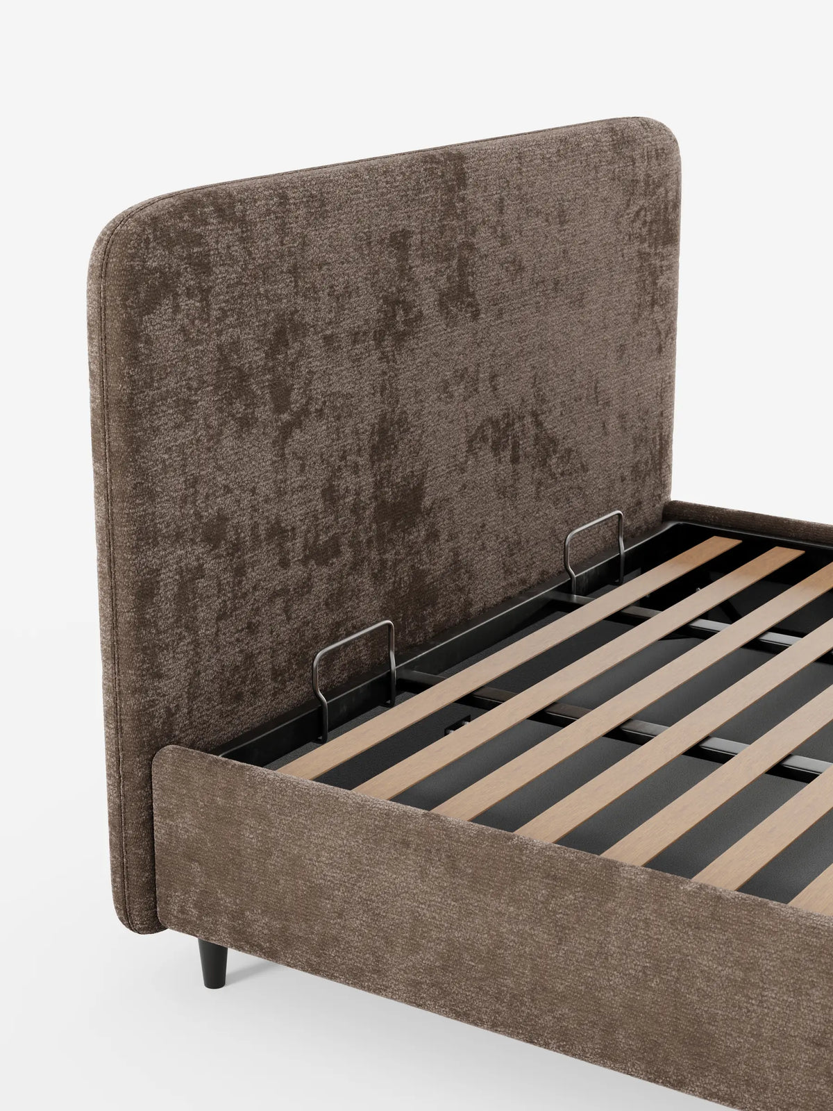 KAELOS, letto imbottito in stile minimalista - contenitore, gambe alte e testiera arrotondata in tessuto ciniglia, con una testiera alta e arrotondata in tessuto marrone testurizzato, che lascia intravedere una base a doghe in legno sostenuta da gambe corte e cilindriche di colore scuro.