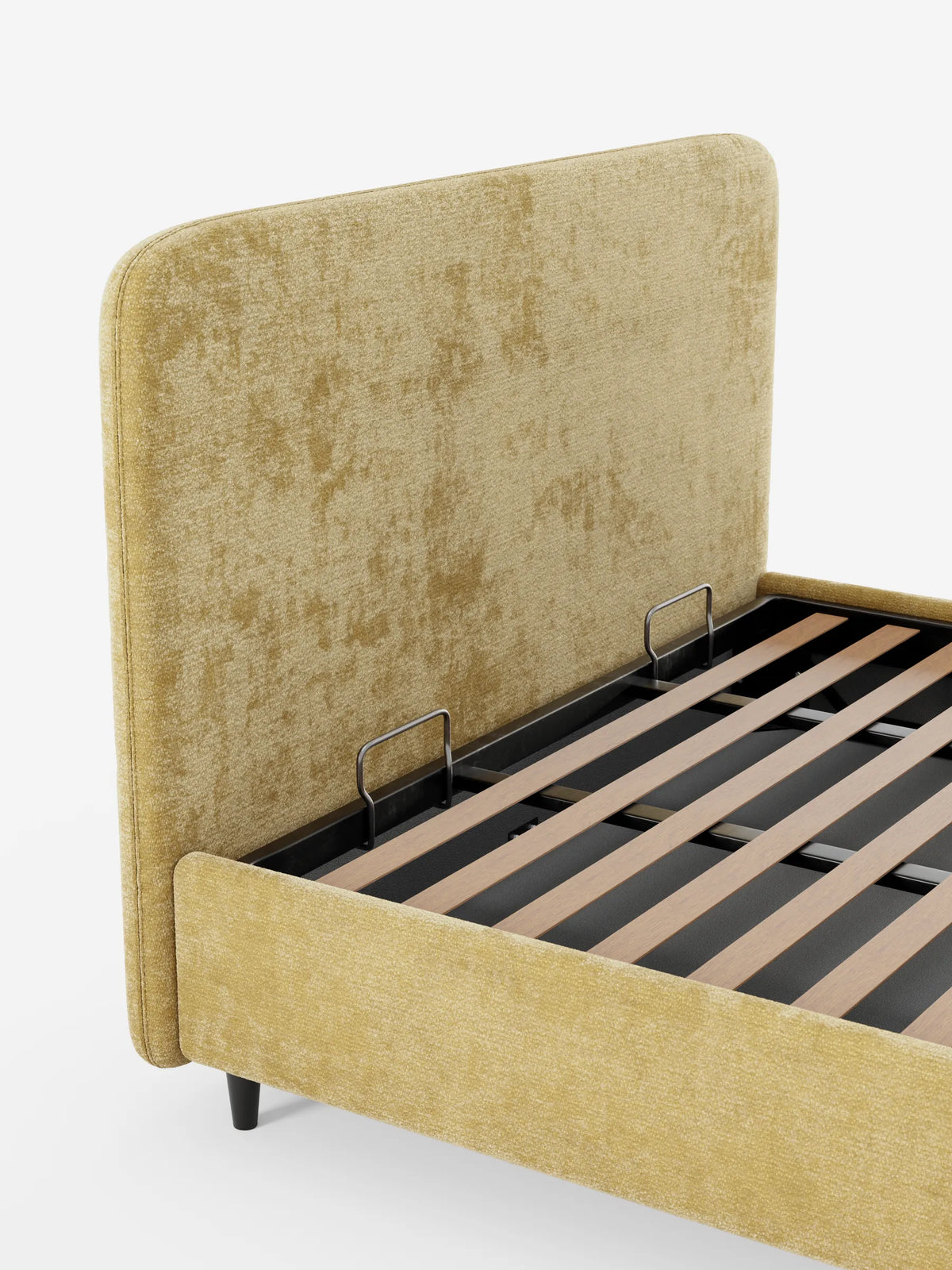 Il letto KAELOS minimal imbottito – con vano contenitore, gambe alte e testiera arrotondata in tessuto ciniglia – è un letto rivestito in tessuto testurizzato giallo senape con testiera arrotondata, gambe nere e base a doghe dotata di maniglie per l’accesso al vano contenitore interno.