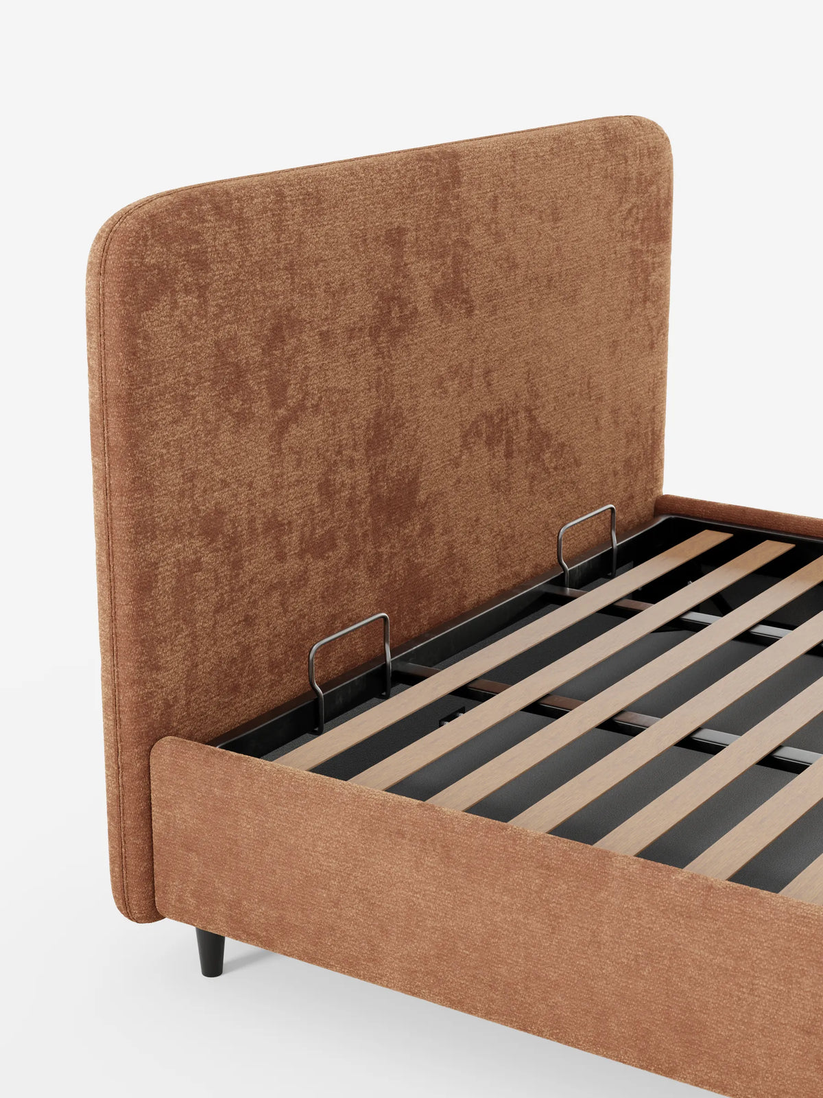 KAELOS, letto imbottito in stile minimalista - contenitore, gambe alte e testiera arrotondata in tessuto ciniglia: un moderno letto imbottito color ruggine con testiera arrotondata, rete a doghe in metallo nero e gambe sottili scure su sfondo bianco.