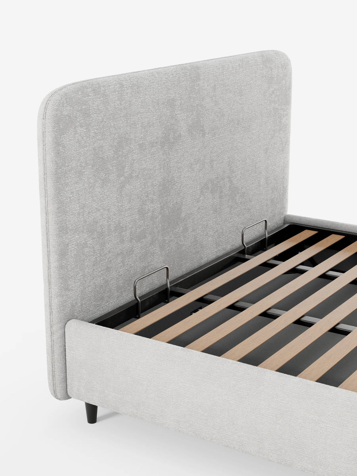 KAELOS, letto imbottito in stile minimalista - contenitore, piedini alti e testiera arrotondata in tessuto ciniglia; un letto imbottito grigio chiaro con testiera alta e arrotondata, struttura in metallo nero con doghe in legno e piedini corti e scuri di forma cilindrica.