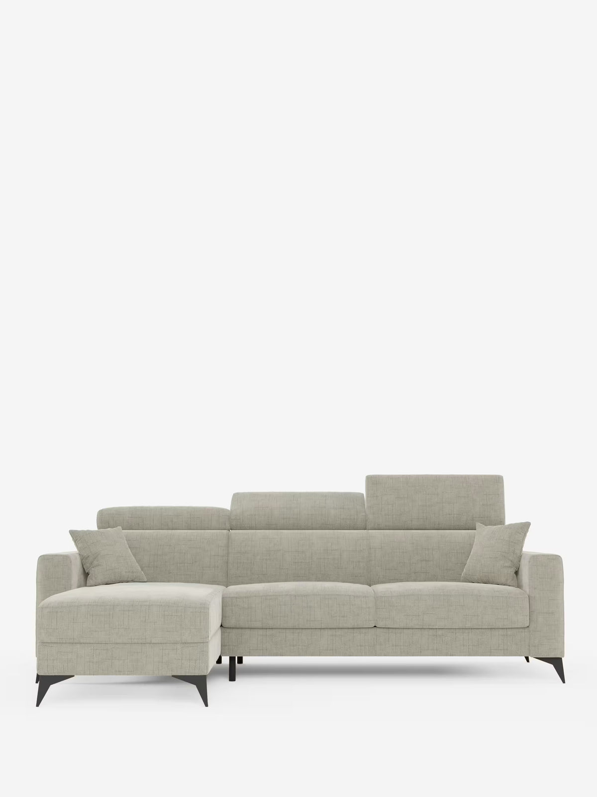 Un divano letto angolare Pegaso dal design contemporaneo di Divani.Store, rivestito in tessuto jacquard smacchiabile grigio chiaro (T22), dotato di una penisola contenitore sul lato sinistro, gambe sottili nere, poggiatesta regolabili e due cuscini quadrati coordinati, presentato su uno sfondo bianco a tinta unita.