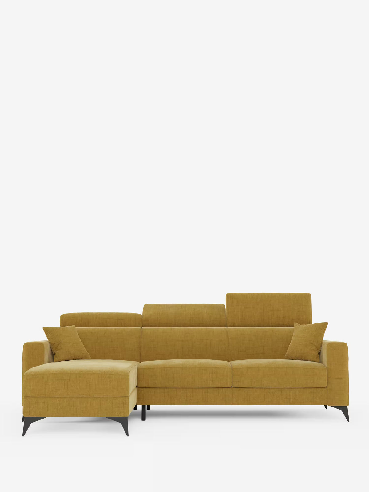 Il divano letto angolare Pegaso di Divani.Store è rivestito in tessuto jacquard T22 antimacchia e presenta una finitura giallo senape. È dotato di una chaise longue integrata sul lato sinistro con vano portaoggetti incorporato, due cuscini quadrati, poggiatesta regolabili ed eleganti gambe angolate di colore nero. Il divano è raffigurato su uno sfondo bianco a tinta unita.