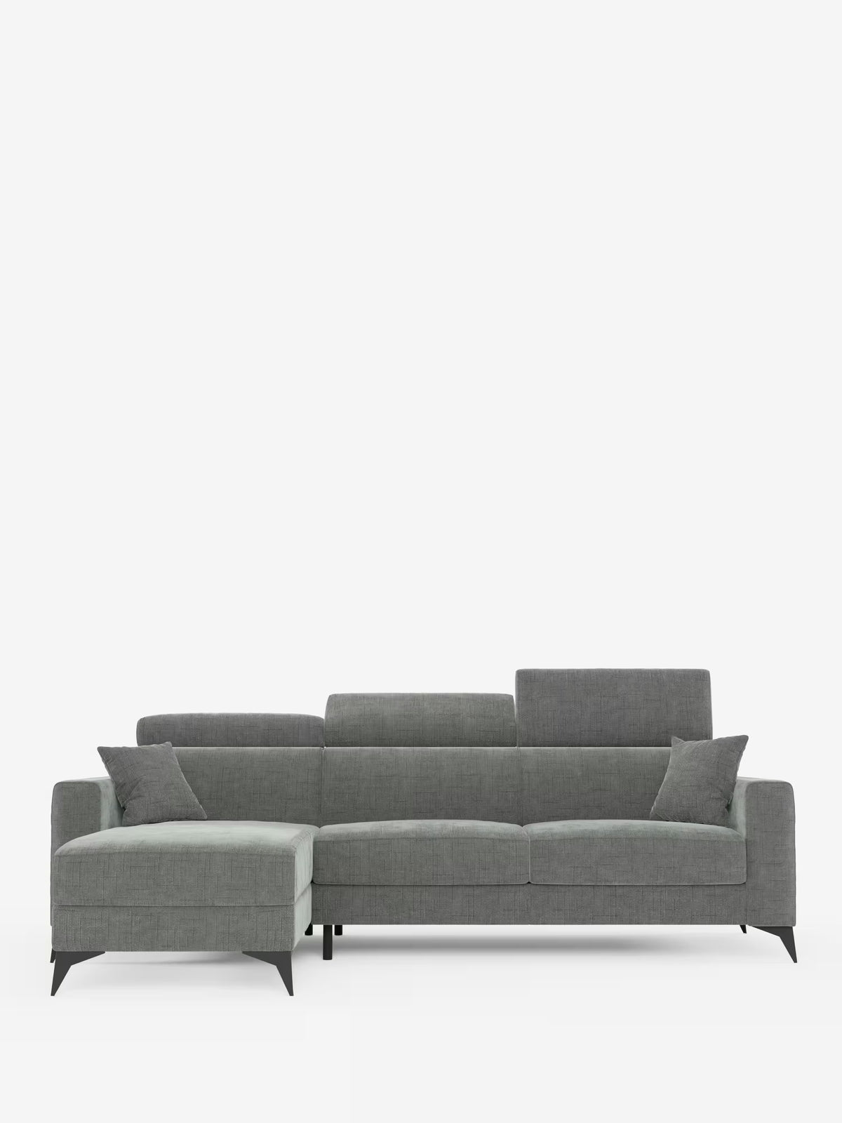 Il divano letto angolare Pegaso di Divani.Store è un moderno divano componibile grigio in tessuto jacquard smacchiabile T22, dotato di una chaise longue orientata a sinistra con contenitore (penisola contenitore), tre cuscini di seduta, due cuscini quadrati decorativi, poggiatesta reclinabili e eleganti gambe angolari nere. Lo sfondo è bianco a tinta unita.