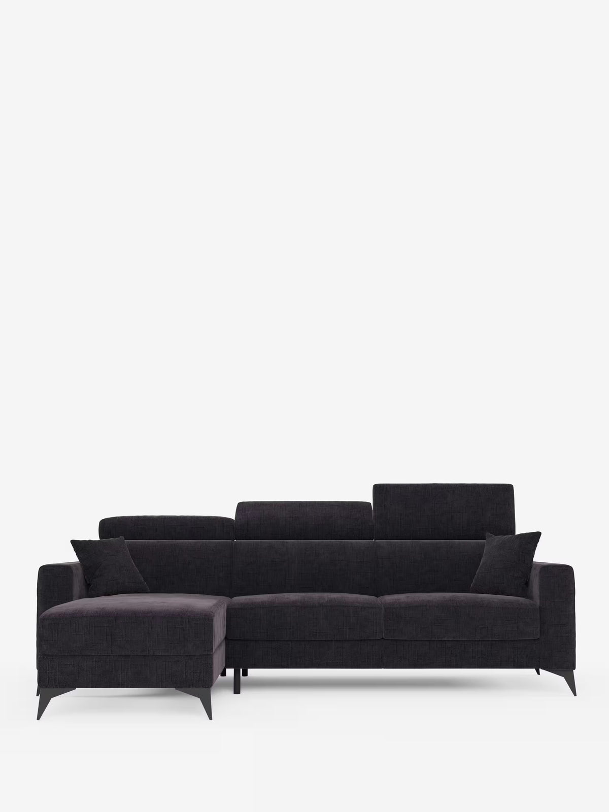 Un divano letto angolare Pegaso in stile contemporaneo di Divani.Modello Store, rivestito in tessuto jacquard T22 antimacchia color grigio scuro, con chaise longue con contenitore orientata a sinistra (penisola contenitore), tre cuscini di seduta, poggiatesta reclinabili, due cuscini decorativi abbinati e sottili gambe in metallo nero, raffigurato su uno sfondo bianco a tinta unita.
