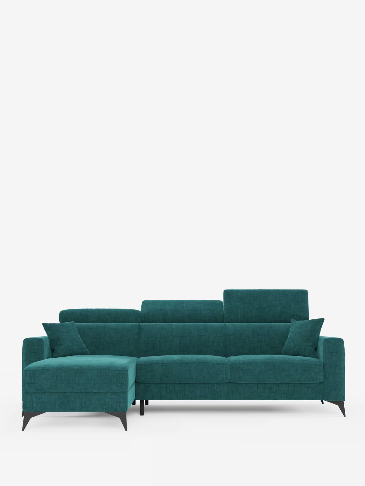 Un divano letto angolare Pegaso in stile contemporaneo di Divani.Store, caratterizzato da una chaise longue con contenitore sul lato sinistro, tre cuscini per lo schienale, tre cuscini per la seduta, gambe angolate nere e due cuscini decorativi abbinati in tessuto jacquard T22 facile da pulire. Lo sfondo è bianco a tinta unita.