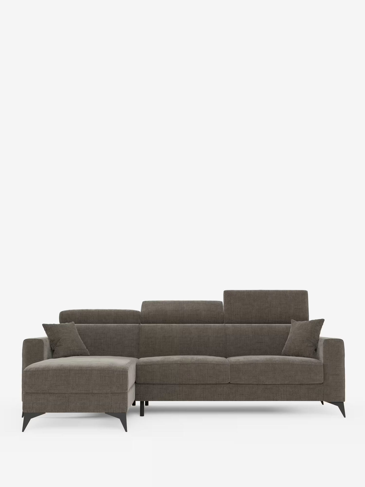 Il divano letto angolare Pegaso di Divani.Store è un moderno divano componibile a L in grigio taupe, realizzato in tessuto jacquard T22 antimacchia con gambe affusolate nere. È dotato di tre poggiatesta reclinabili, ampi braccioli, due cuscini quadrati coordinati e una chaise longue con penisola contenitore sul lato sinistro, il tutto su uno sfondo bianco a tinta unita.