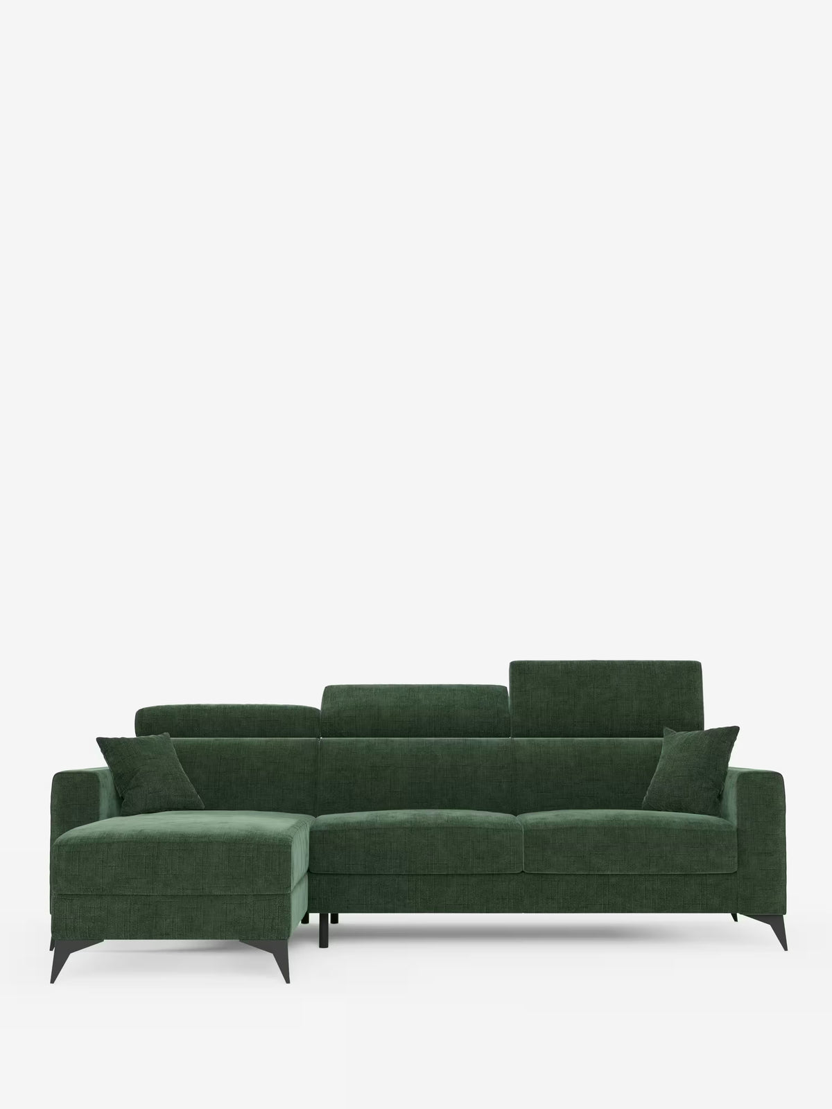 Il divano letto angolare Pegaso con poggiatesta reclinabili e penisola contenitore in tessuto jacquard smacchiabile T22 di Divani.Store è un moderno divano letto angolare verde scuro con chaise longue sul lato sinistro, quattro cuscini di seduta e tre poggiatesta regolabili. Questo modello contemporaneo è caratterizzato da sottili gambe nere e include due cuscini decorativi verdi abbinati, il tutto messo in risalto da uno sfondo bianco a tinta unita.