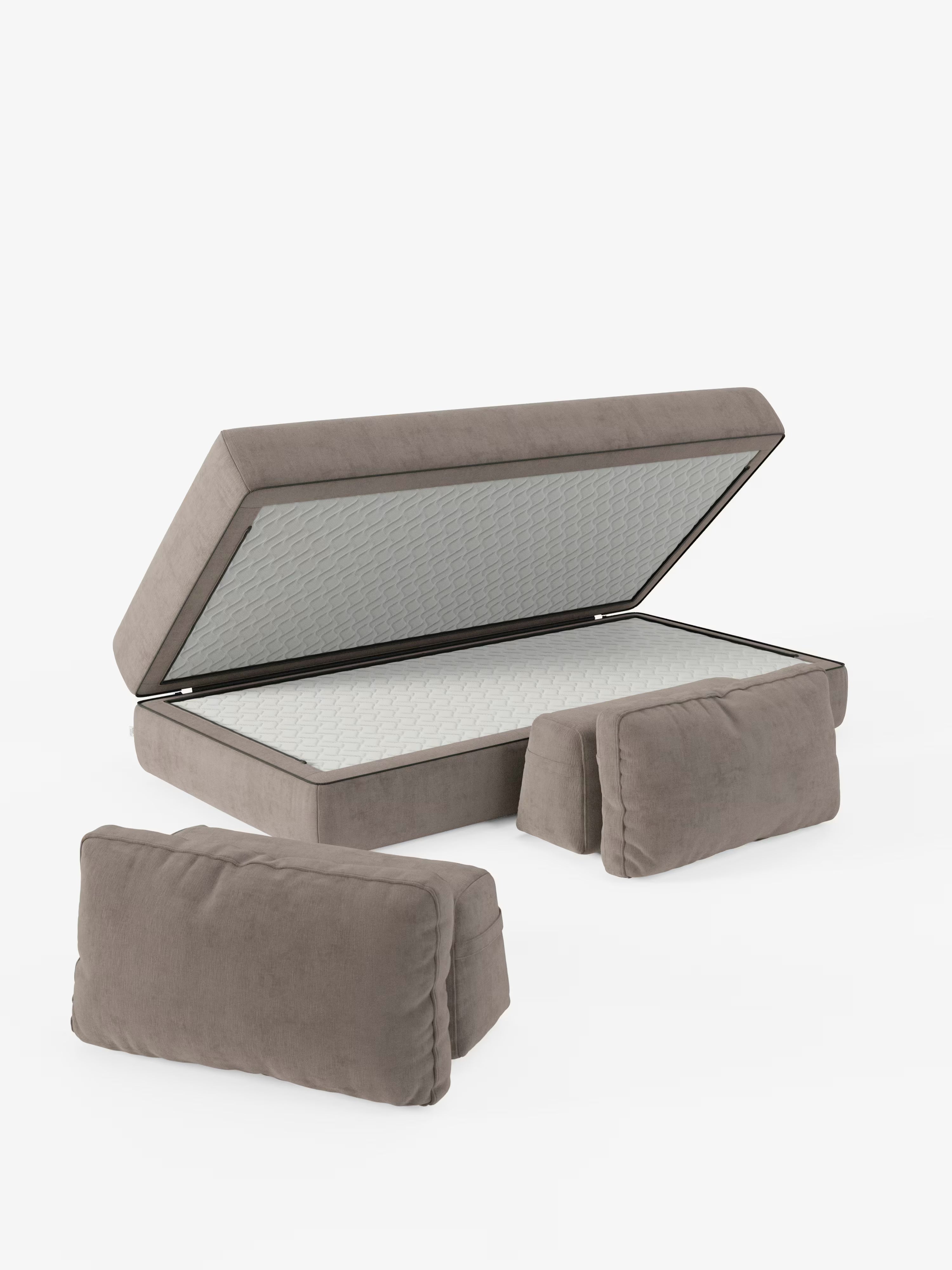 Un elegante divano letto matrimoniale Rift color taupe, disponibile nelle versioni a 2 e 3 posti, firmato Divani.Store, dotato di schienali reclinabili e di un materasso in memory foam alto 24 cm rivestito in tessuto T31 antimacchia, è qui raffigurato con la base del materasso parzialmente sollevata per mettere in evidenza il suo ampio vano contenitore: un esempio intelligente di “sistema living”. Davanti al letto si trovano due cuscini imbottiti coordinati, il tutto su uno sfondo bianco a tinta unita.