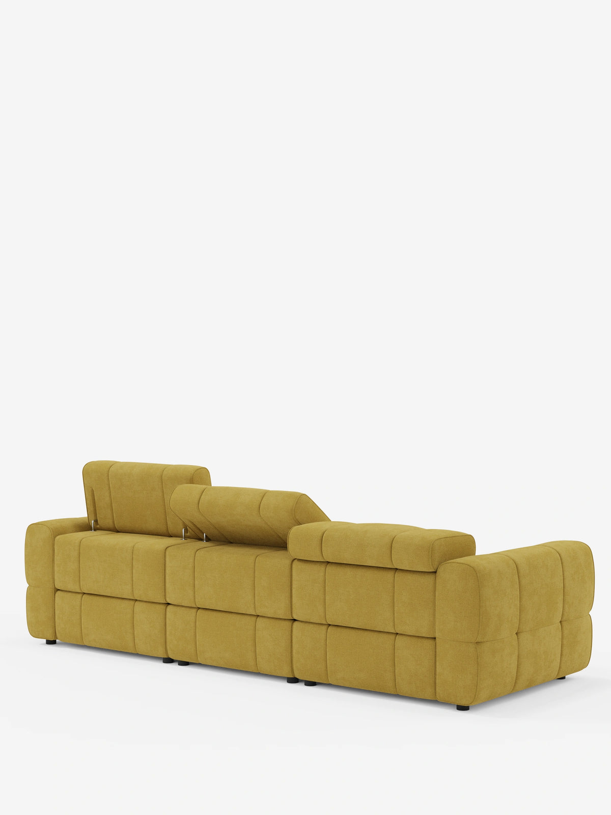 Un divano modulare Giotto a 4 posti color giallo senape con poggiatesta reclinabili e funzione relax elettrica opzionale, rivestito in tessuto smacchiabile T23 su sfondo bianco, caratterizzato da un tessuto a motivo a griglia e da un poggiatesta regolabile in posizione verticale.