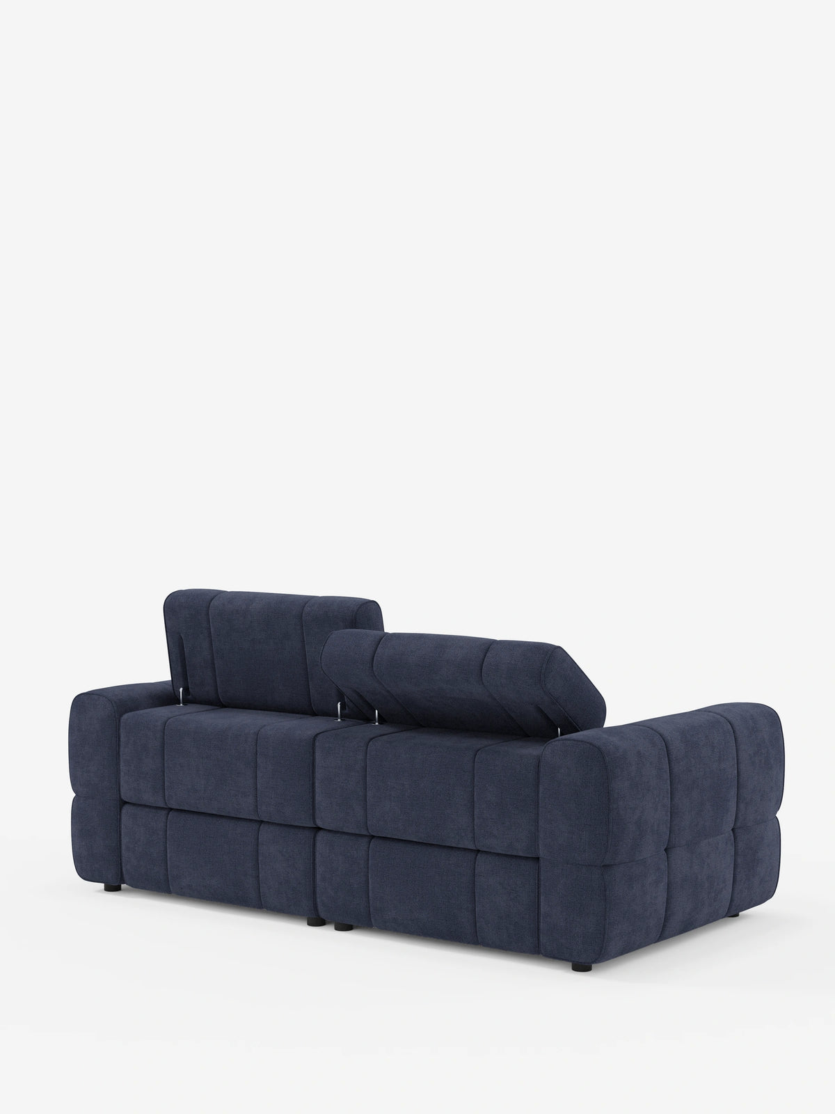 Vista posteriore di un divano modulare Giotto a 3 posti blu scuro, con poggiatesta reclinabili e funzione relax elettrica opzionale, rivestito in tessuto smacchiabile T23, caratterizzato da un motivo trapuntato, piedini corti scuri e poggiatesta regolabili su sfondo bianco.