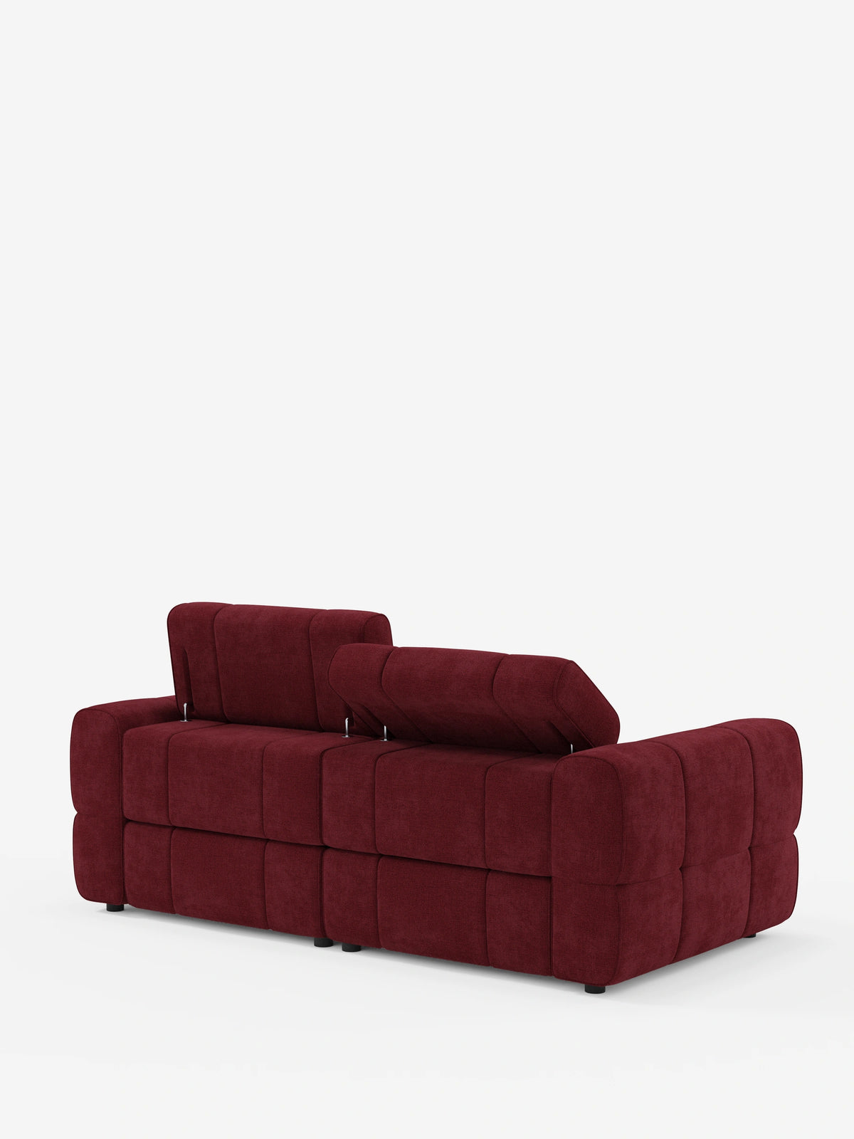 Un divano modulare Giotto a 3 posti di colore rosso scuro, con poggiatesta reclinabili e funzione relax elettrica opzionale, rivestito in tessuto smacchiabile T23, visto da dietro con un poggiatesta regolabile sollevato e una delicata trama a griglia sul tessuto.