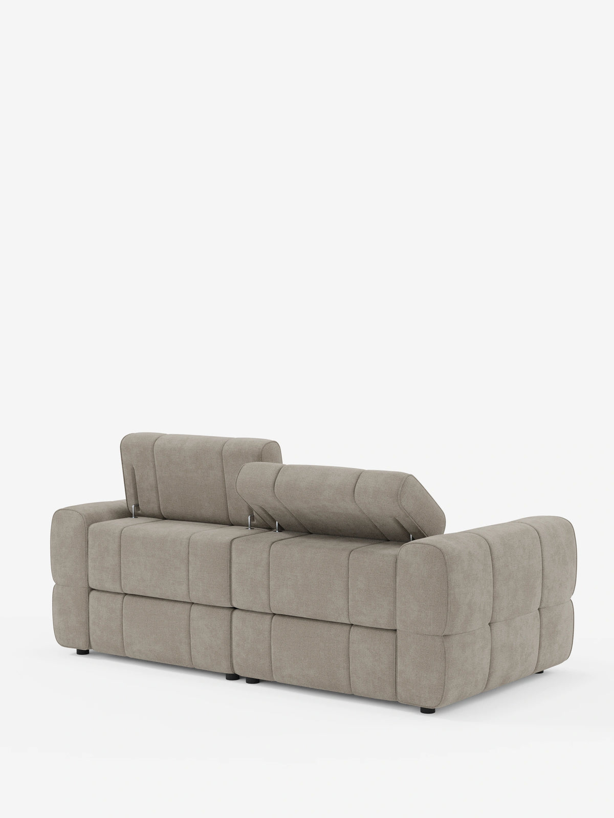 Vista posteriore di un divano modulare Giotto beige a 3 posti, con poggiatesta reclinabili e funzione relax elettrica opzionale, rivestito in tessuto smacchiabile T23, caratterizzato da una finitura trapuntata con motivo a griglia e due poggiatesta regolabili su sfondo bianco.