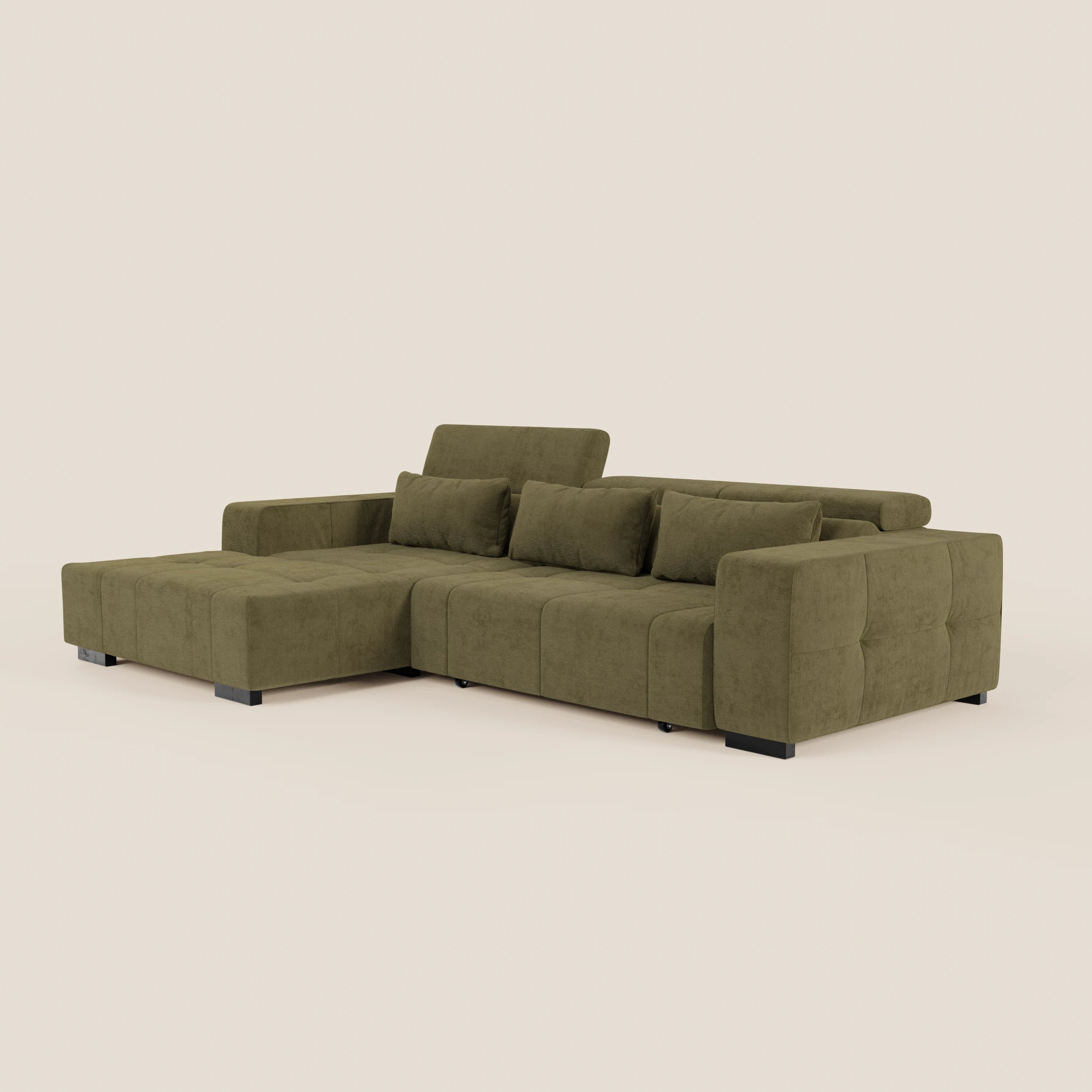 Il Monarch Divano angolare con penisola e Relax Elettrico di Divani.Store è caratterizzato da ampi braccioli, poggiatesta reclinabili, gambe basse nere e una chaise lounge allungata in tessuto smacchiabile T31 verde oliva su sfondo beige chiaro.