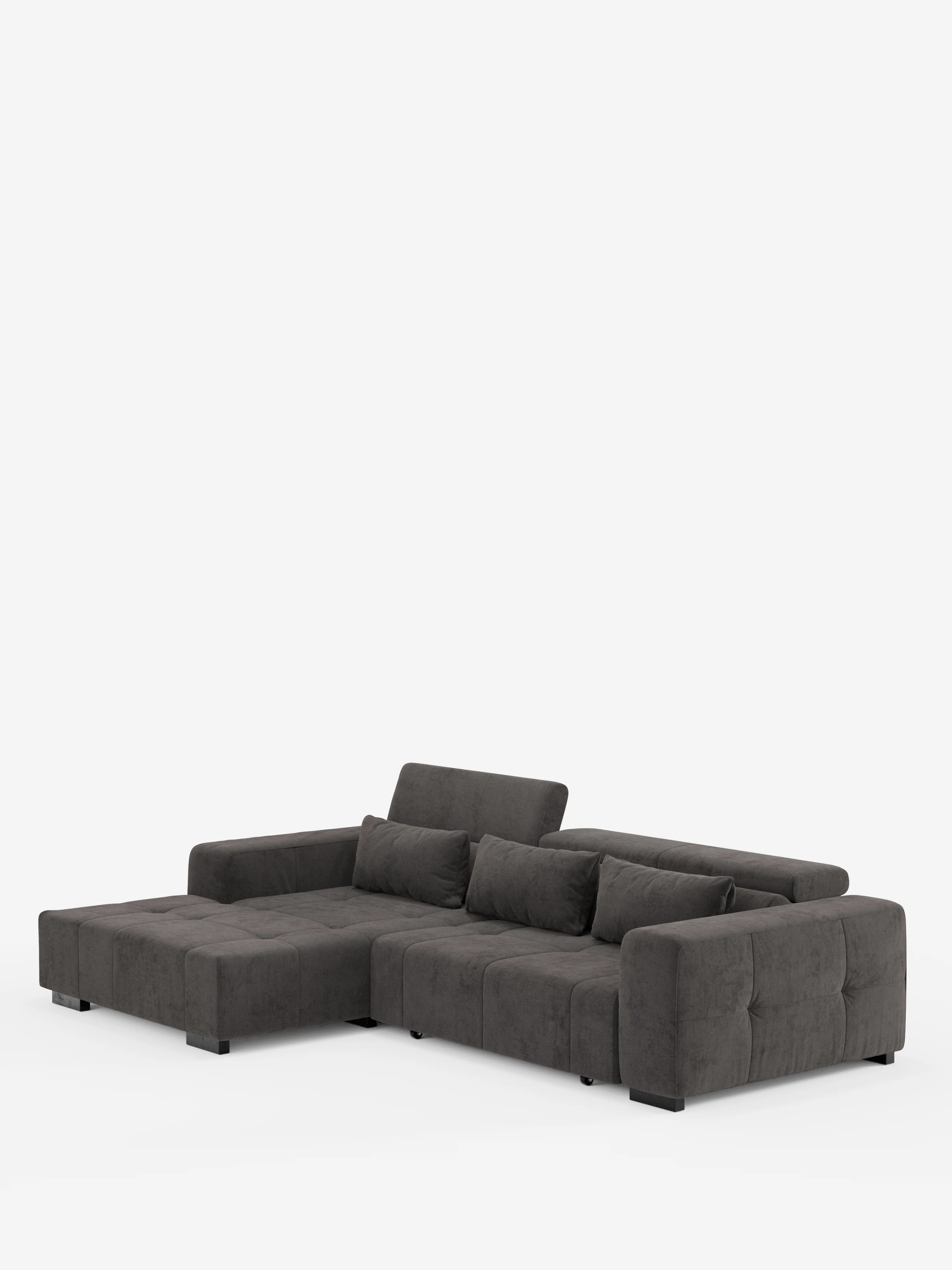 Un moderno divano componibile a L grigio scuro — Monarch Divano angolare con penisola e Relax Elettrico per l’allungamento delle sedute di Divani.Store — presenta cuscini di seduta trapuntati, tre poggiatesta reclinabili e una chaise longue sul lato sinistro. Questo elegante divano vanta ampi braccioli, un profilo basso e minimalista ed è rivestito in morbido tessuto T31 antimacchia, qui raffigurato su uno sfondo bianco a tinta unita.