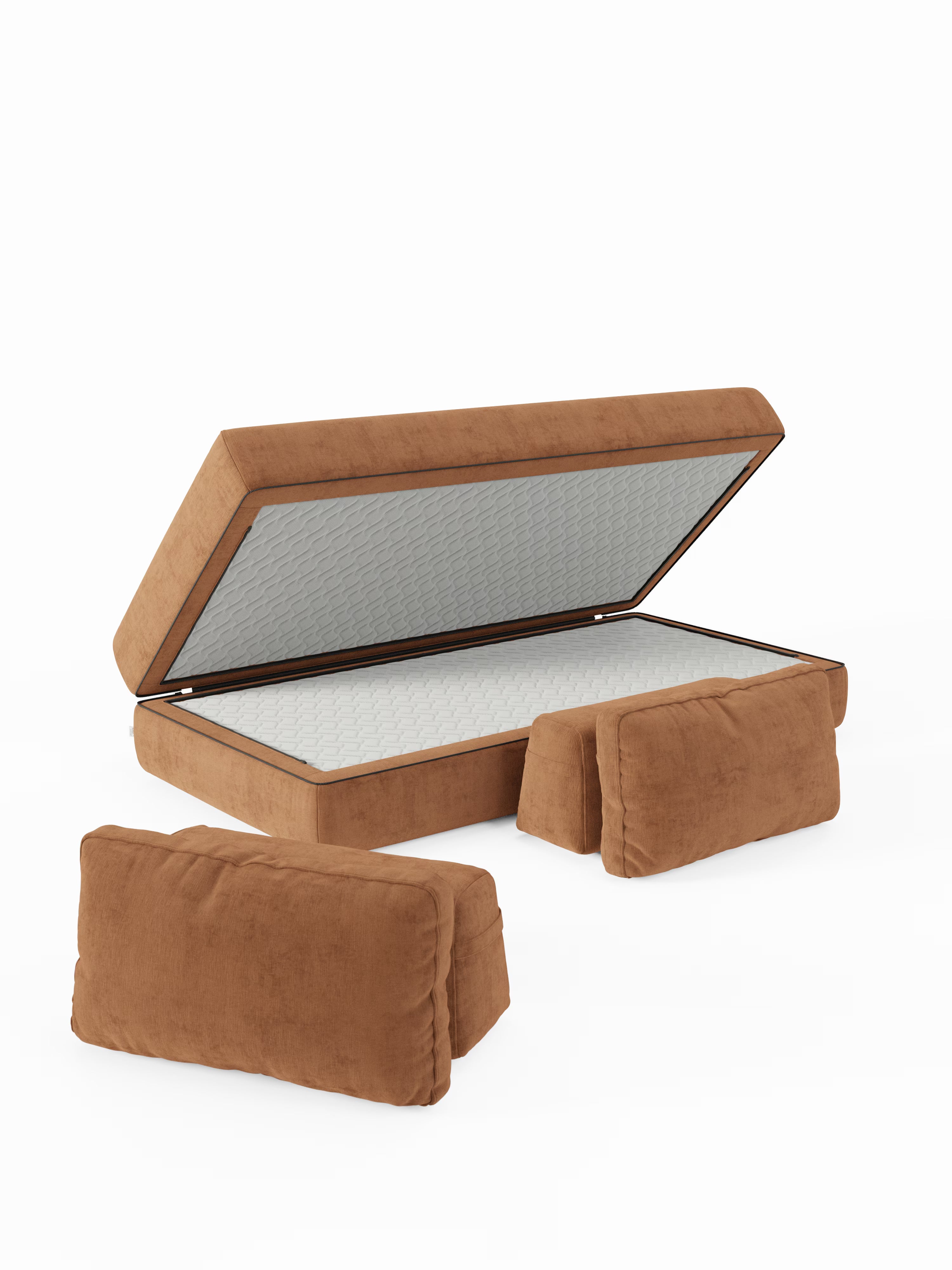 Un divano letto matrimoniale Rift imbottito color marrone, disponibile nelle versioni a 2 e 3 posti, di Divani.Store, raffigurato con il coperchio aperto per mostrare la base trapuntata bianca che ospita un morbido materasso in memory foam T31 alto 22 cm, ideale per un comfort ottimale. Due cuscini rettangolari marroni abbinati sono appoggiati davanti al letto su uno sfondo bianco semplice.