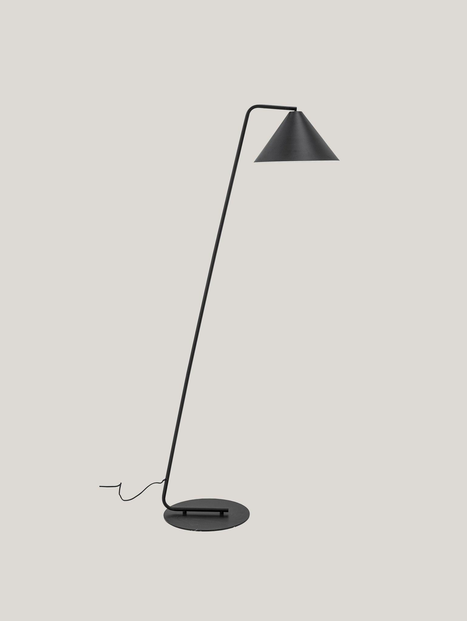 La lampada da terra dallo stile nordico in metallo nero Latisha di Divani.Store presenta un design minimalista con un supporto sottile e angolato e un paralume conico. Ha una base circolare e un cavo visibile su uno sfondo grigio chiaro, incarnando un'estetica moderna e raffinata mescolata all'eleganza nordica.