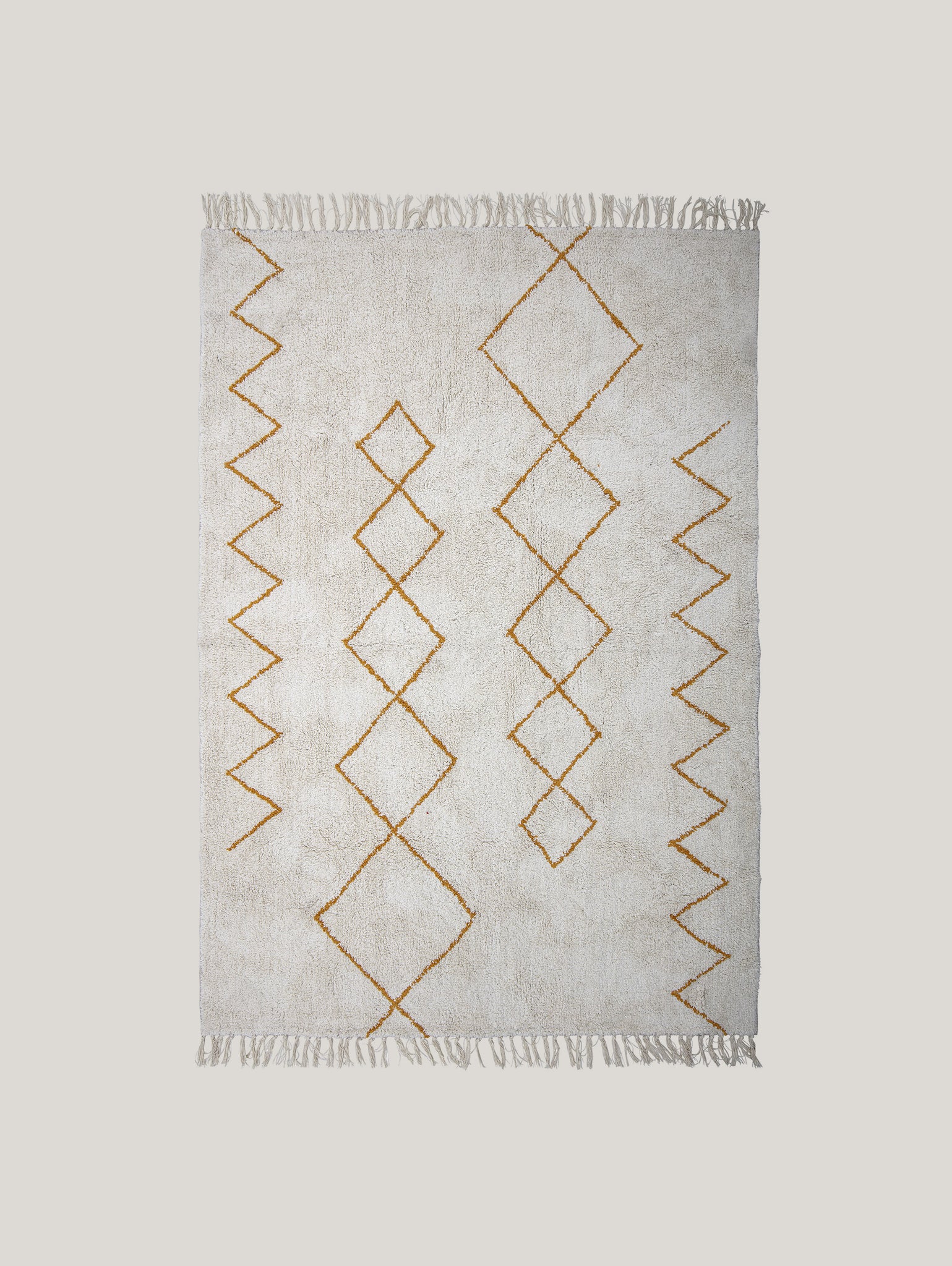 Il tappeto Huso a fantasia geometrica in cotone di Divani.Store è un tappeto beige rettangolare da 200x140 cm con motivi geometrici marroni come rombi e zigzag, tutti su uno sfondo chiaro. Questo tappeto naturale vanta bordi sfrangiati sui lati più corti, aggiungendo consistenza al suo design sofisticato.