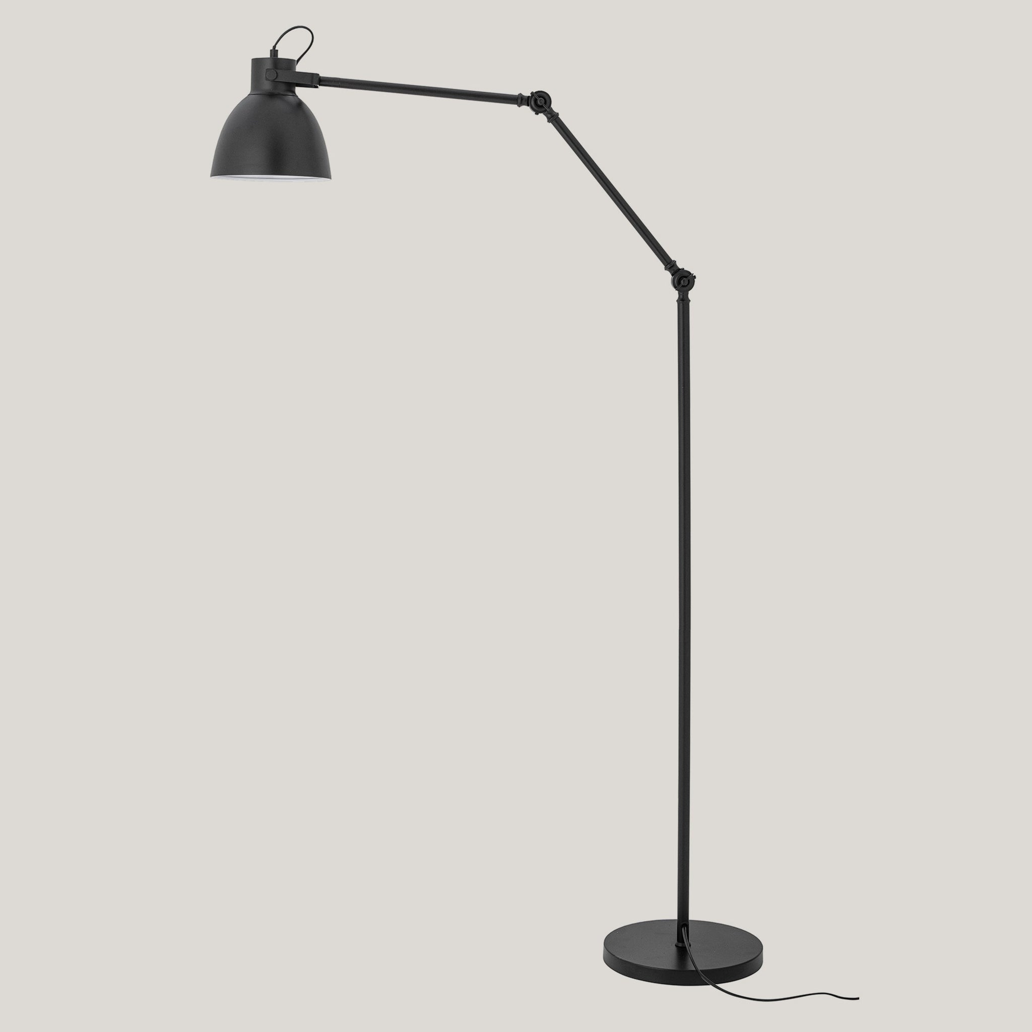 Ecco la Barca lampada da terra in metallo nero regolabile di Divani.Store, una lampada da terra nera regolabile con base rotonda e paralume a cupola. Questa lampada vanta un design elegante e minimalista con tre snodi sul braccio per una maggiore flessibilità. Collocata su uno sfondo grigio chiaro, offre illuminazione personalizzata con il suo cavo di alimentazione visibile alla base.