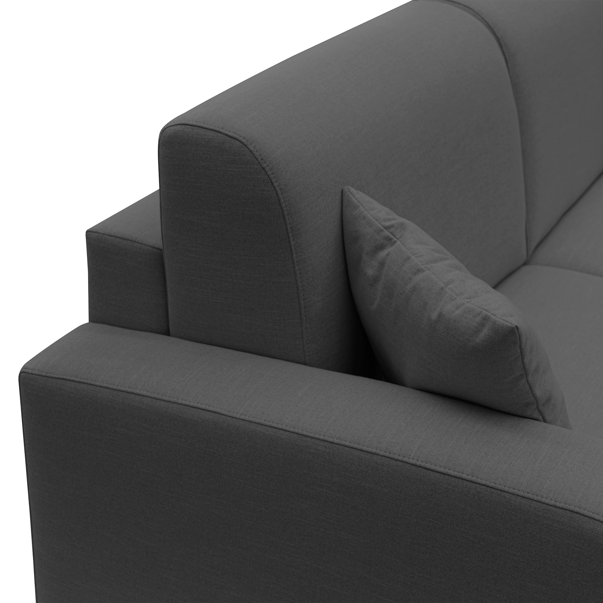 Un primo piano del divano letto matrimoniale Lebron da 176 cm (materasso 120x197) in tessuto ecosostenibile antracite di Divani.Store mette in risalto il suo tessuto ecosostenibile grigio scuro, i braccioli squadrati e il cuscino più piccolo abbinato appoggiato allo schienale. Questo moderno divano letto si caratterizza per le linee pulite e il design elegante, realizzato in Italia secondo criteri di sostenibilità e presentato su uno sfondo bianco a tinta unita.