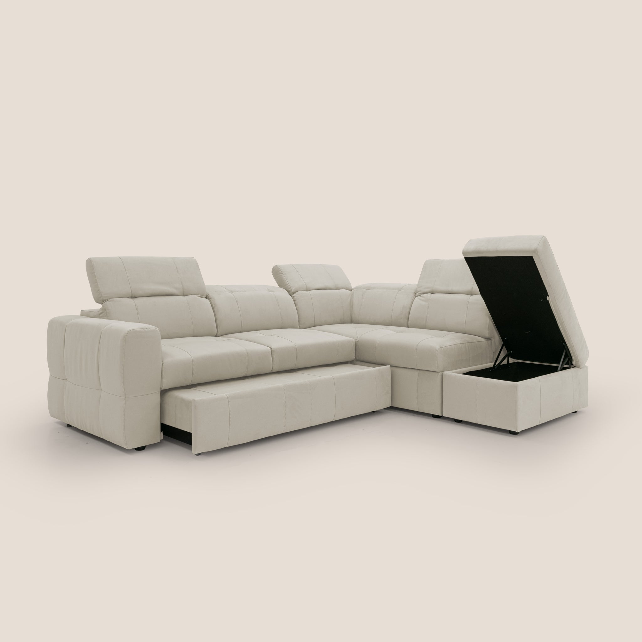 Ecco il Divano angolare Kronos di Divani.Store, caratterizzato da una chaise longue versatile e tre poggiatesta regolabili. La chaise include un pouf mobile con un vano portaoggetti aperto, che rivela un elegante interno scuro. Il rivestimento in microfibra liscia e impermeabile è impreziosito da cuciture sottili, che ne mettono in mostra la lavorazione artigianale. Su uno sfondo semplice beige chiaro, il design moderno del divano spicca davvero.