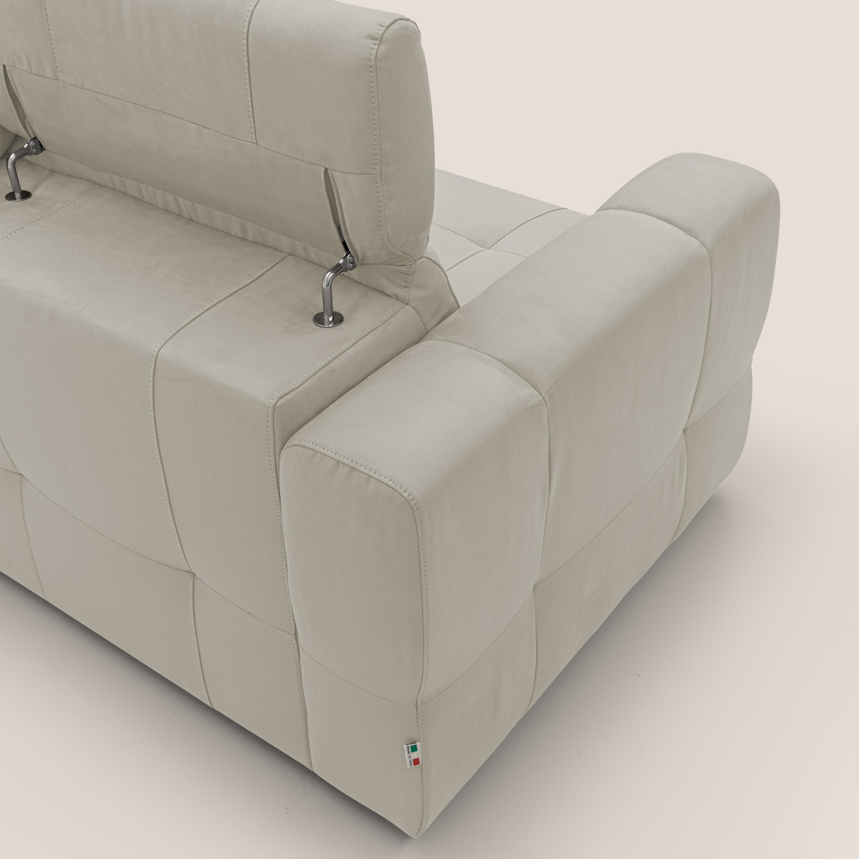 Kronos Divano angolare con poggiapiedi estraibile e pouf contenitore mobile in microfibra impermeabile T11 panna - divani.store
