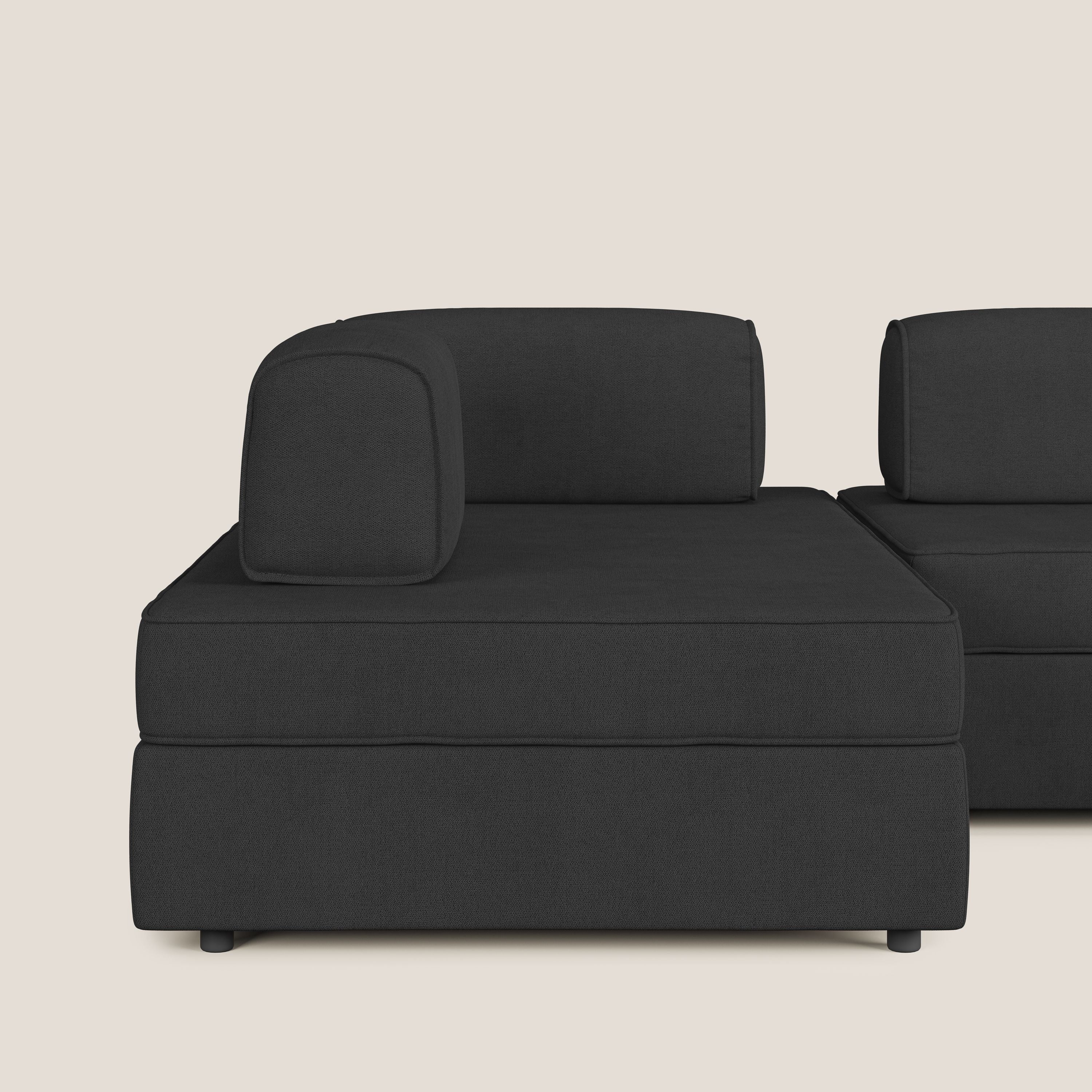 Liberty divano panoramico con pouf estraibile e schienali movibili in tessuto morbido impermeabile T02 nero - divani.store