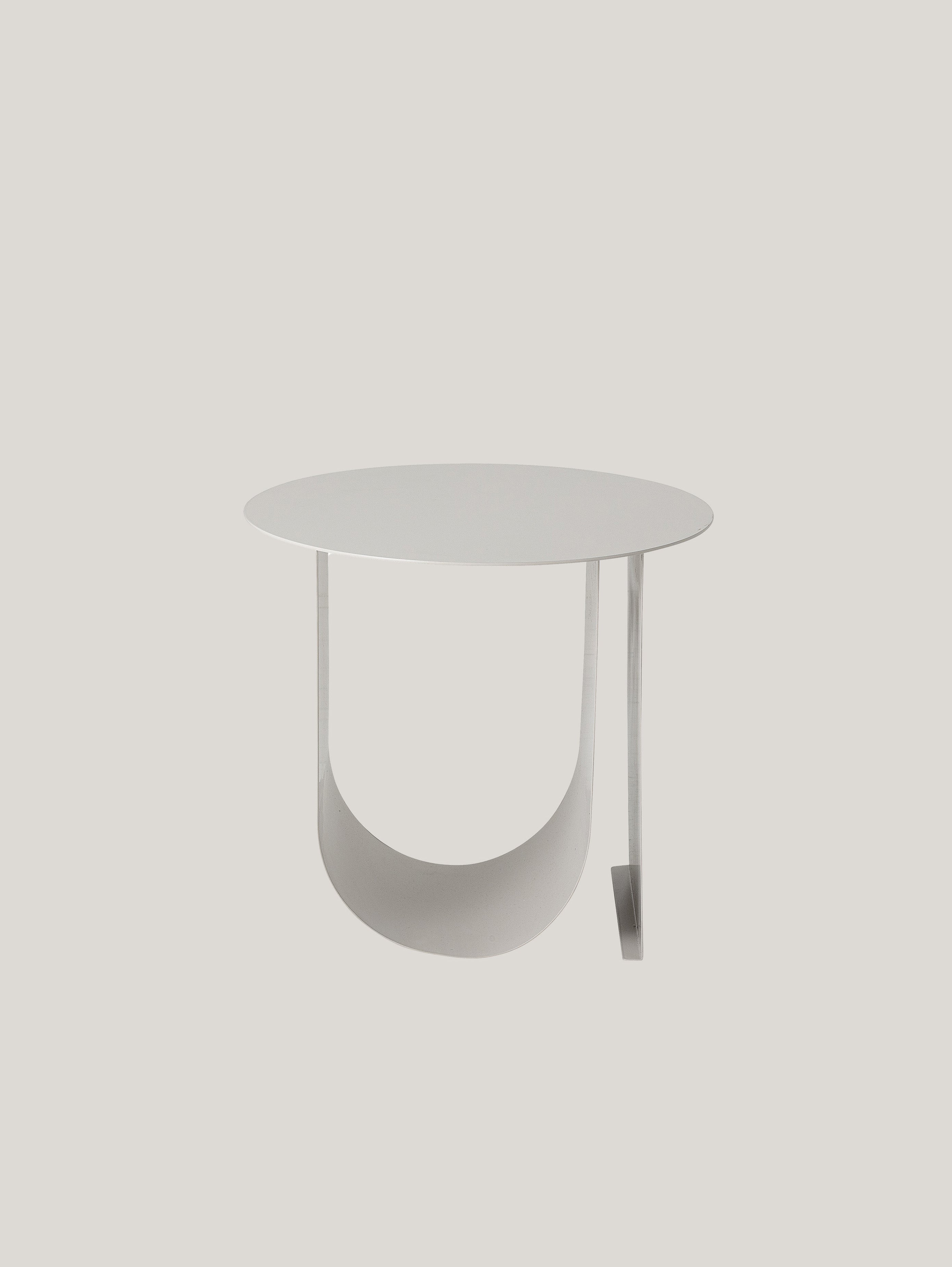 Cher tavolino scandinavo in metallo con spazio portariviste grigio chiaro - divani.store