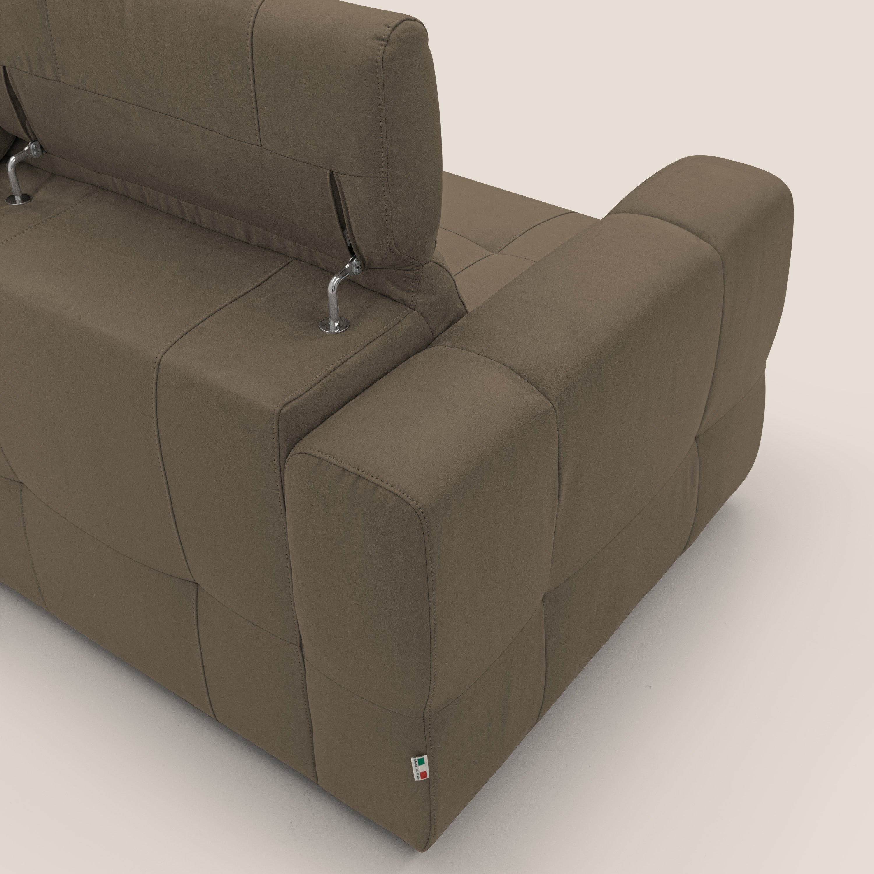 Kronos Divano angolare con poggiapiedi estraibile e pouf contenitore mobile in microfibra impermeabile T11 marrone - divani.store