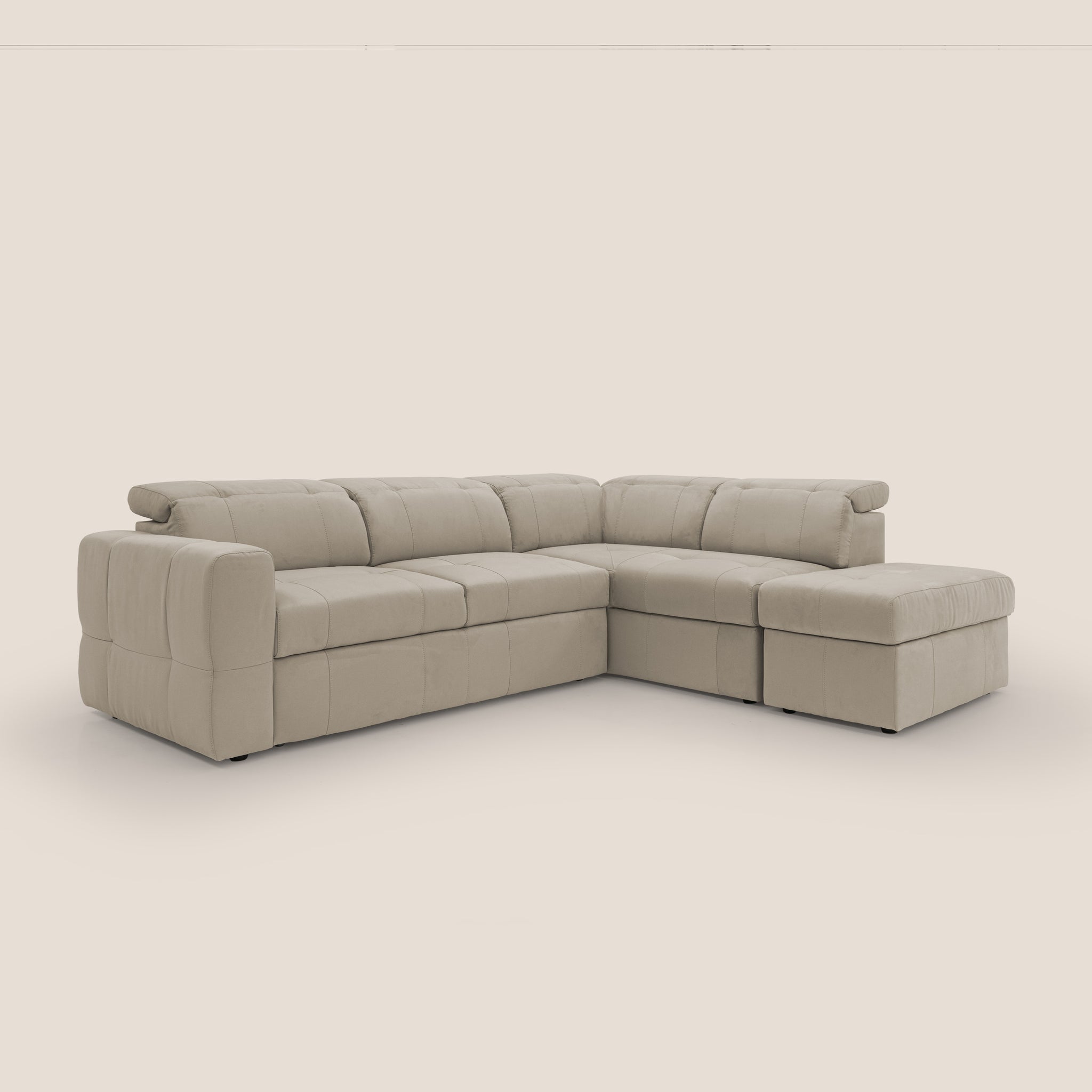 Il Divano angolare Kronos di Divani.Store presenta un design invitante e moderno con chaise longue rivolta a destra ed è disponibile in una tonalità beige. Vanta un rivestimento imbottito e trapuntato con lavorazione artigianale capitonnè e cuciture evidenti che creano un motivo trapuntato su uno sfondo semplice, esaltandone ulteriormente il fascino estetico.