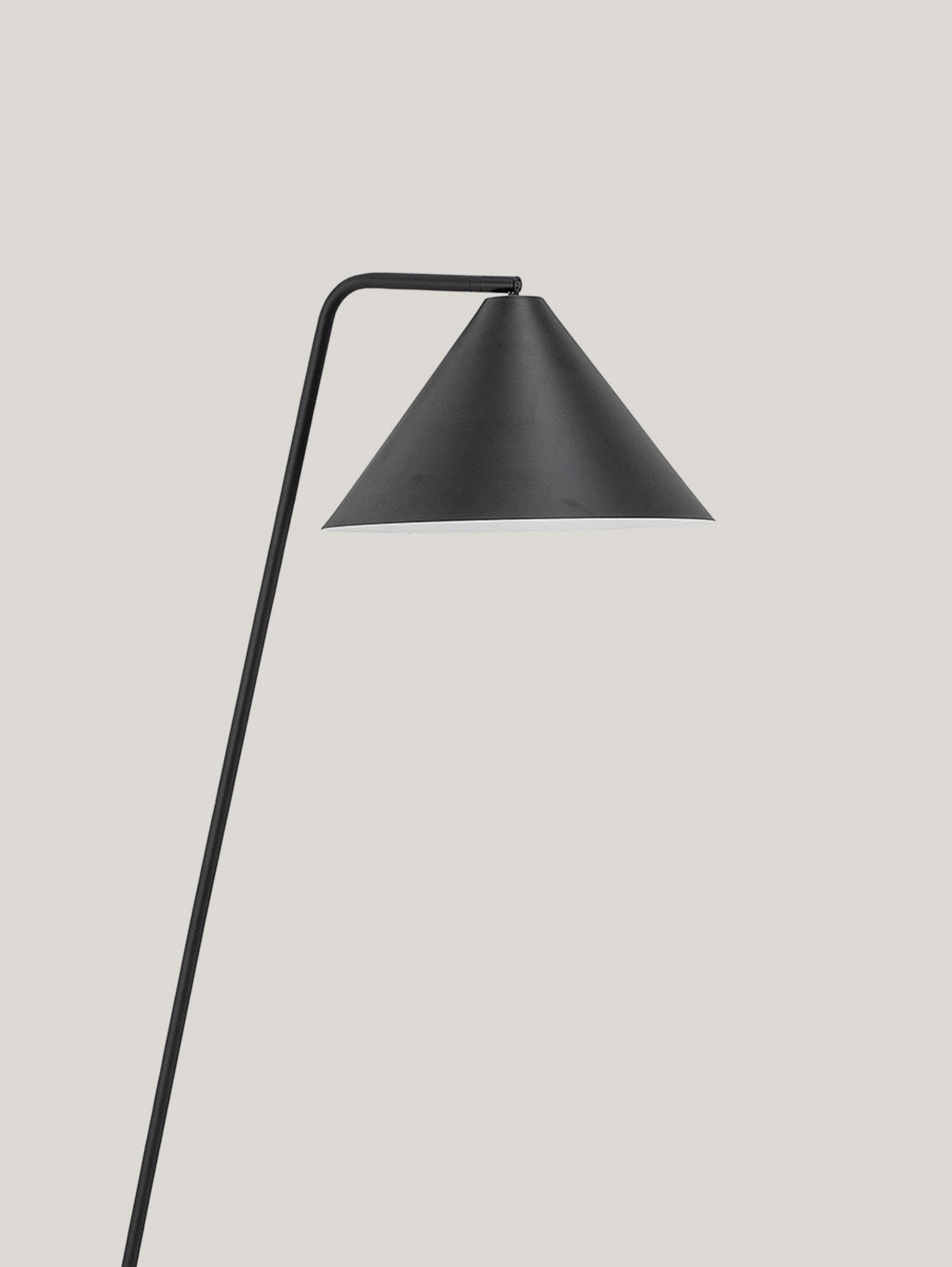 La lampada da terra Latisha di Divani.Store presenta un design elegante e angolare con uno stelo sottile e arcuato che culmina in un paralume regolabile a forma di cono. Presentata su uno sfondo grigio chiaro, evidenzia con eleganza l'estetica moderna della lampada e rende omaggio alle influenze del design nordico.